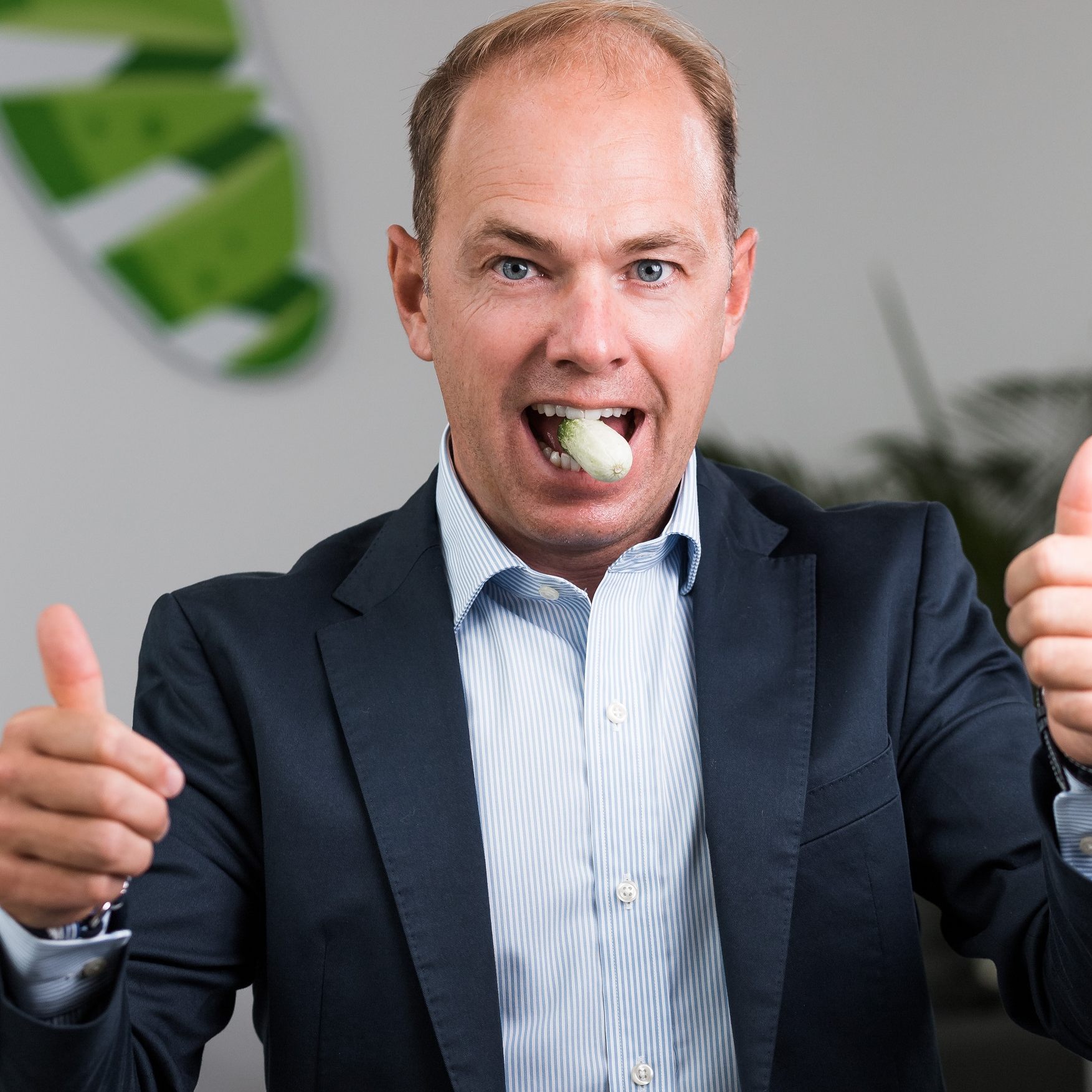 Der gurkerl.at-CEO, Maurice Beurskens, zeigt mit den Daumen nach oben.