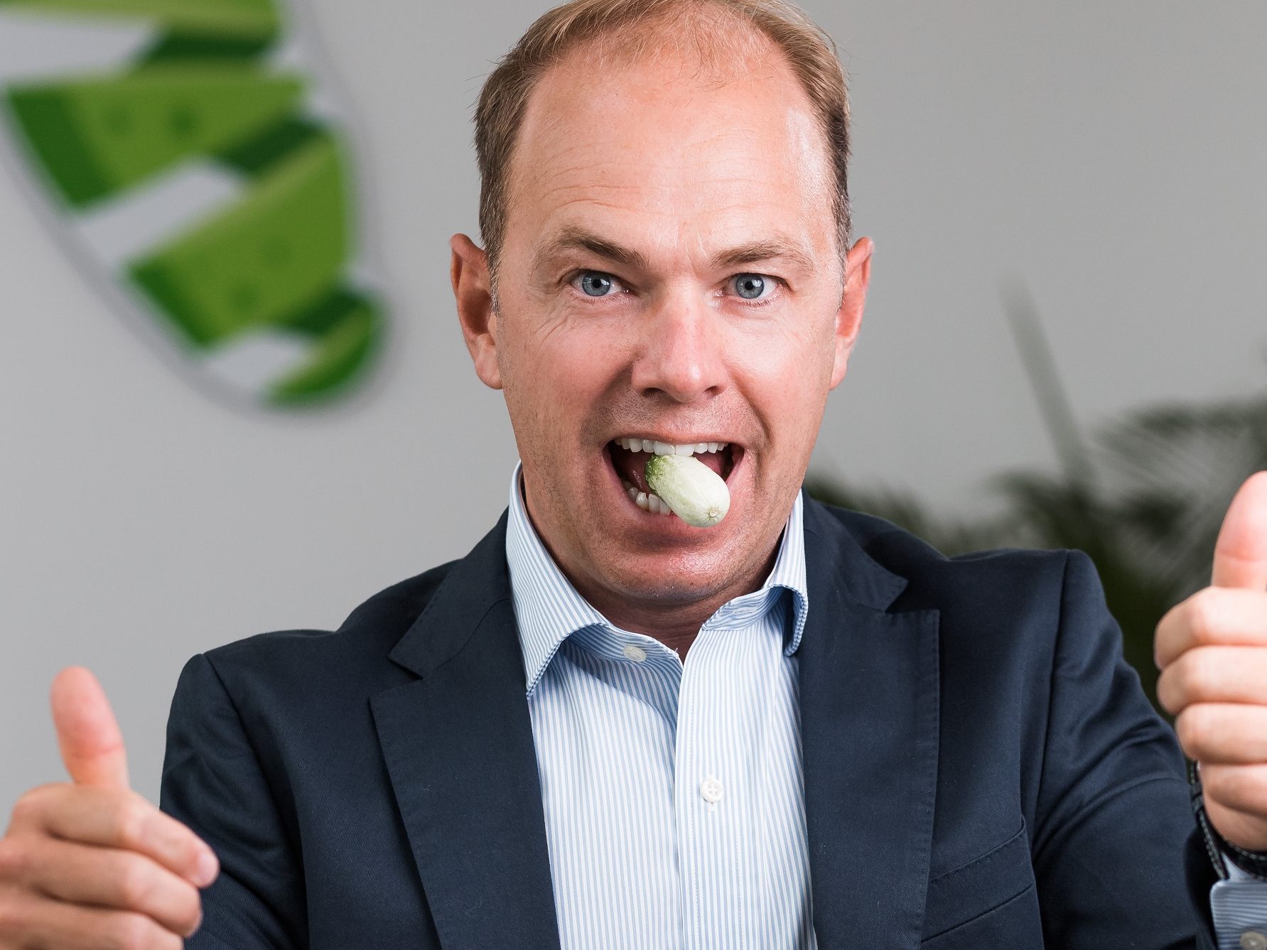 Der gurkerl.at-CEO, Maurice Beurskens, zeigt mit den Daumen nach oben.