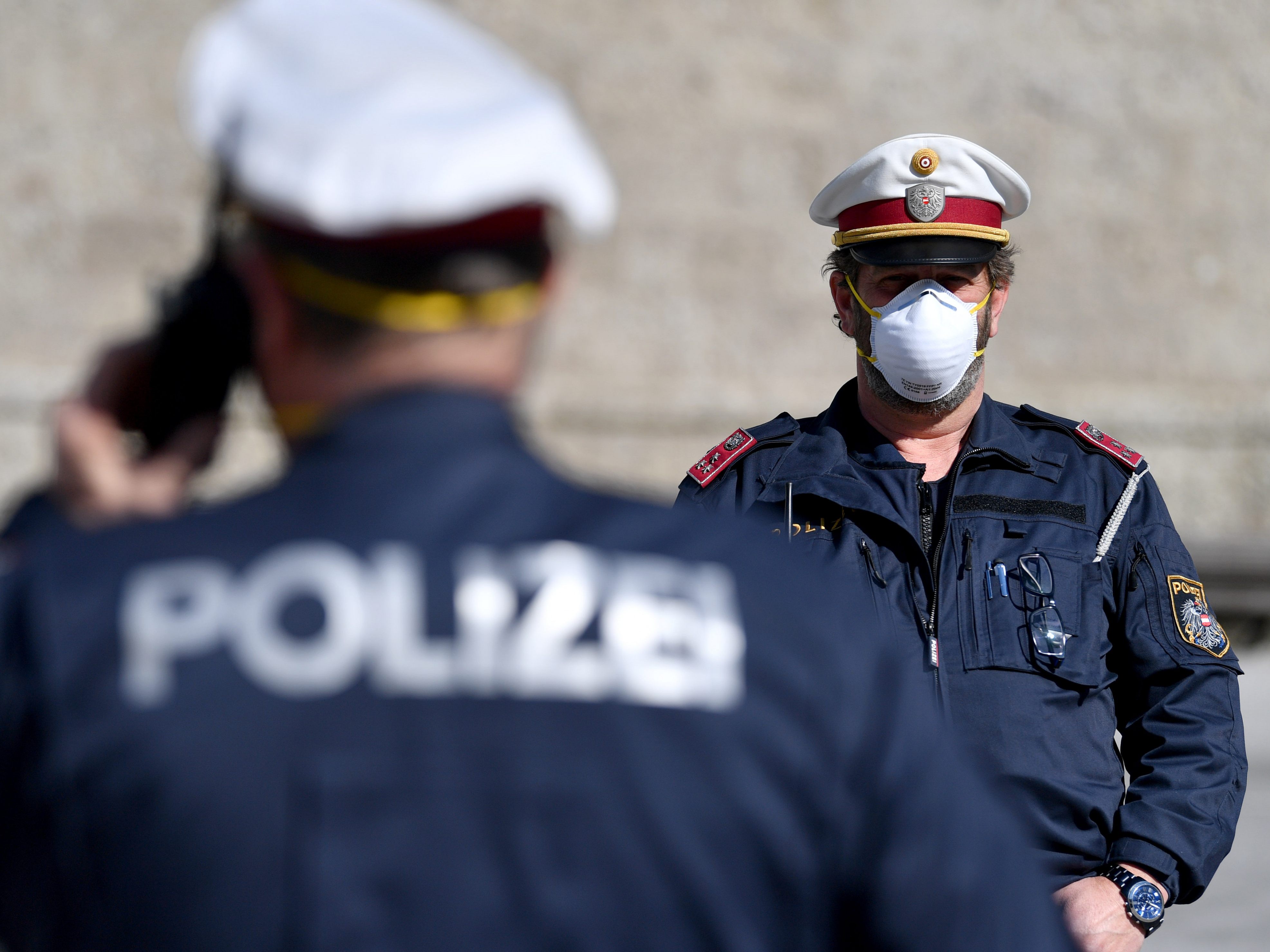 Die Polizei nahm einen 21-Jährigen fest, der mit einem Messer zwei Bekannte in Wien-Ottakring attackiert haben soll. Die Polizei nahm einen 21-Jährigen fest, der mit einem Messer zwei Bekannte in Wien-Ottakring attackiert haben soll.