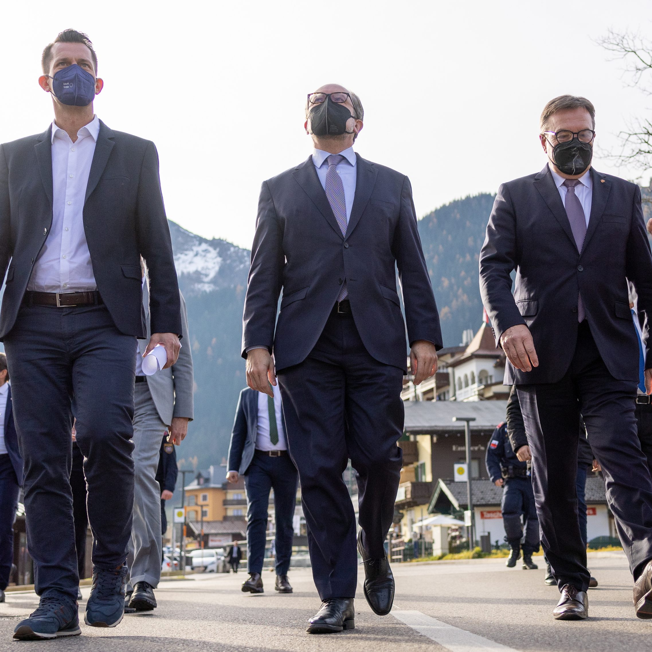 BM Wolfgang Mückstein (Grüne), Bundeskanzler Alexander Schallenberg (ÖVP), LH Günther Platter (ÖVP), Bgm. Michael Ludwig (SPÖ) auf dem Weg zur Pressekonferenz auf der die Impfpflicht verkündet wurde.