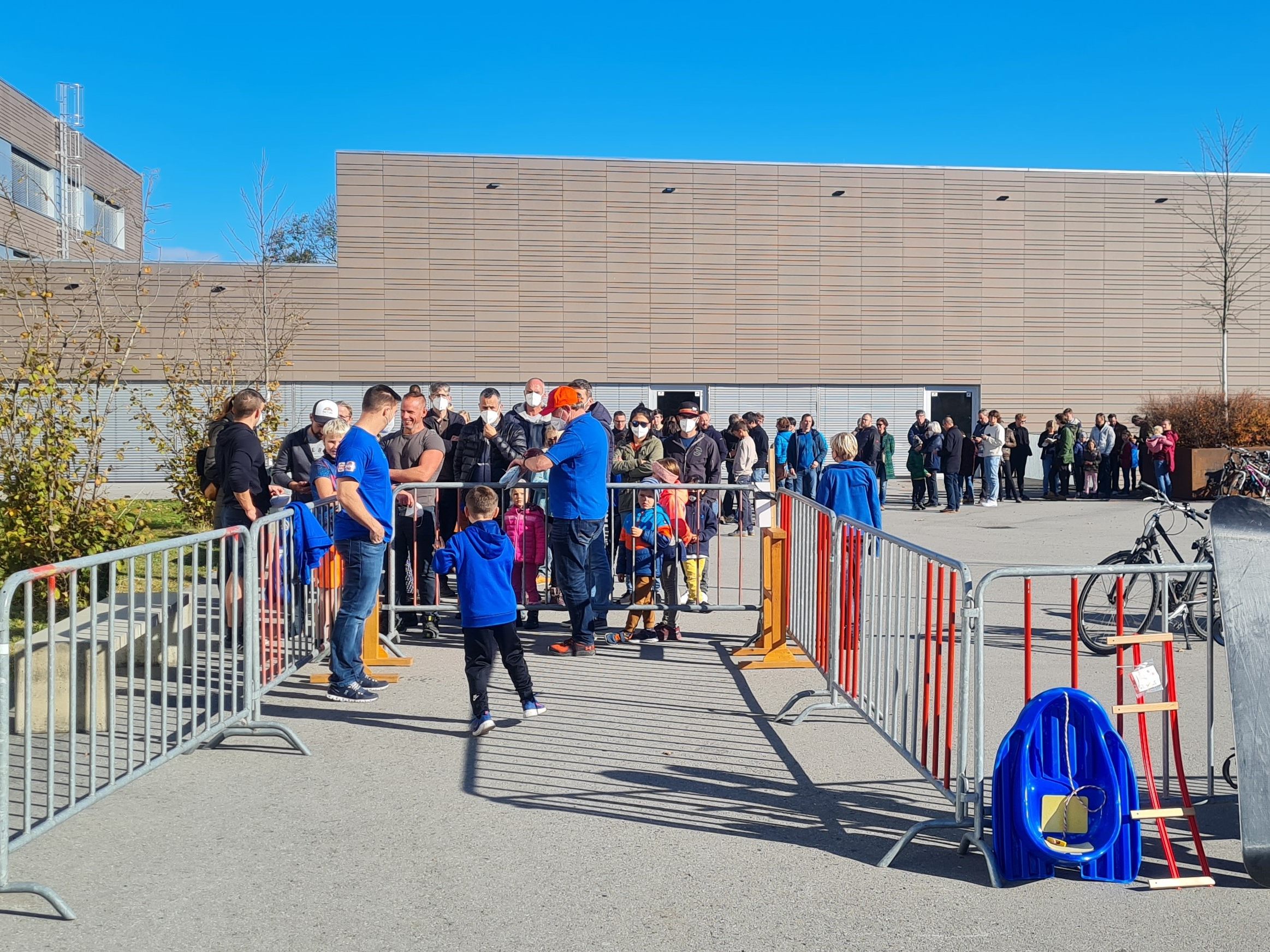 Besucher  beim Schibasar