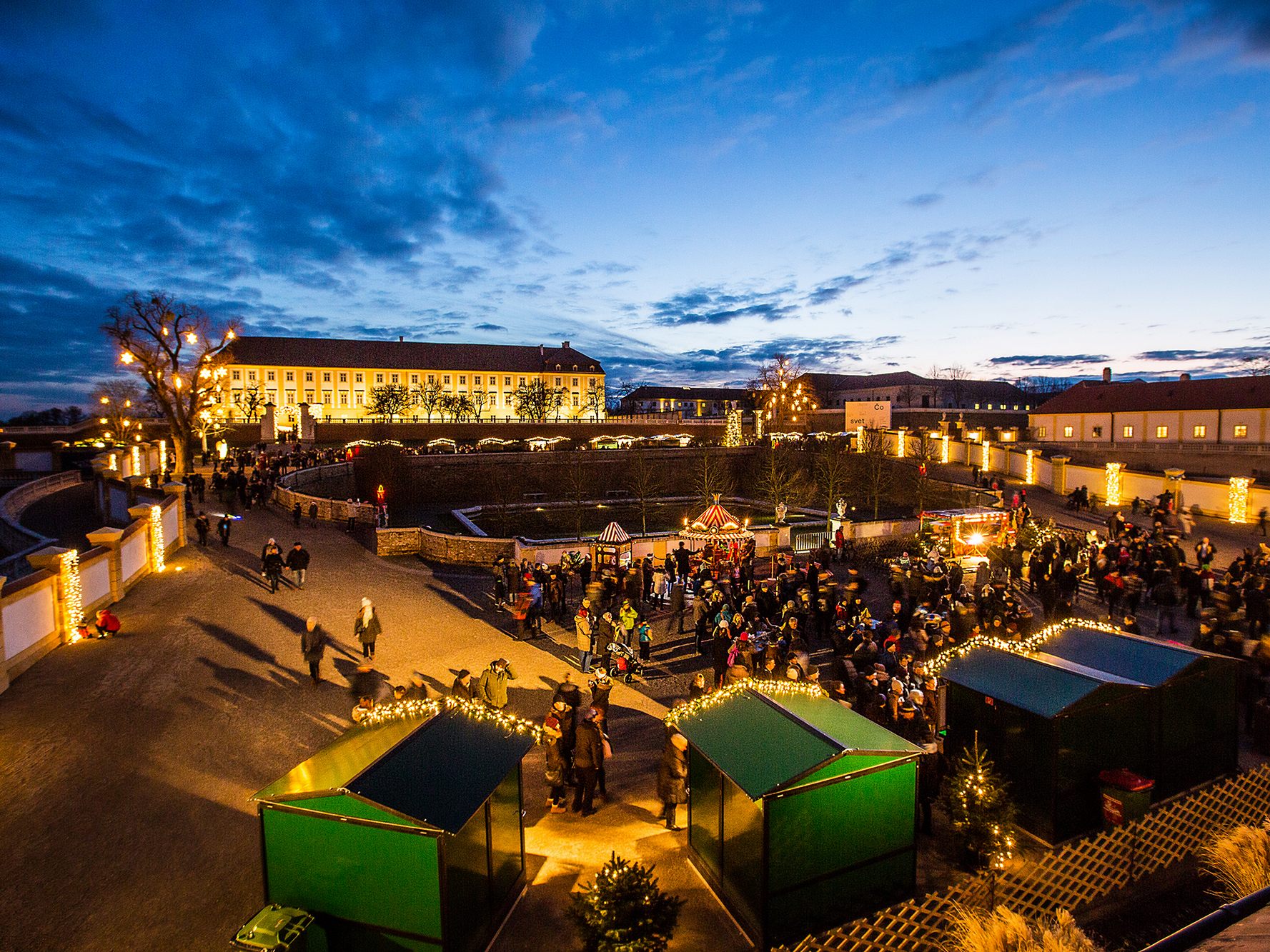 Beim Weihnachtsmarkt auf Schloss Hof