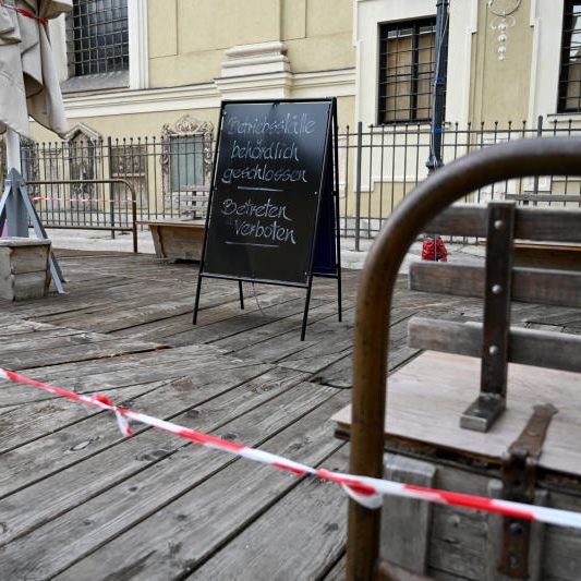 Die Wirtschaft ist der Meinung, dass der Lockdown bedauerlich ist.