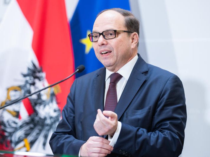 Ärztekammer-Präsident Thomas Szekeres sprach sich am Dienstag dafür aus, sich Corona-Drittimpfungen so schnell wie möglich geben zu lassen. Ärztekammer-Präsident Thomas Szekeres sprach sich am Dienstag dafür aus, sich Corona-Drittimpfungen so schnell wie möglich geben zu lassen.