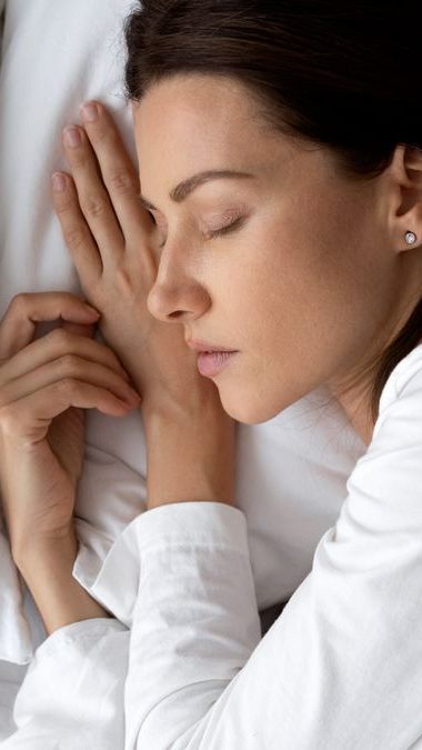 Eine Schlaf-Studie verrät, wieso man nicht auf der rechten Seite schlafen sollte.