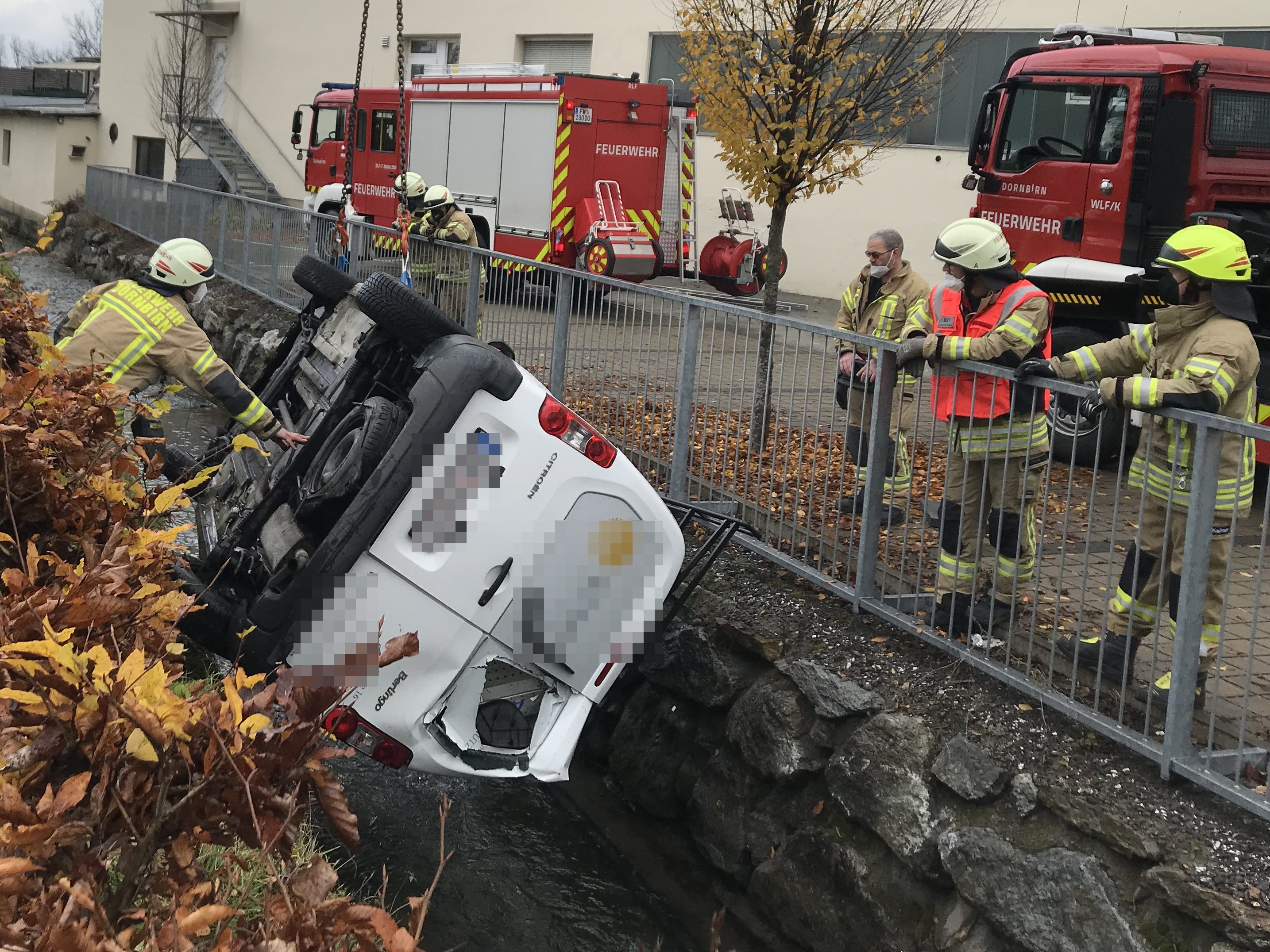 Pkw landete im Kanal.