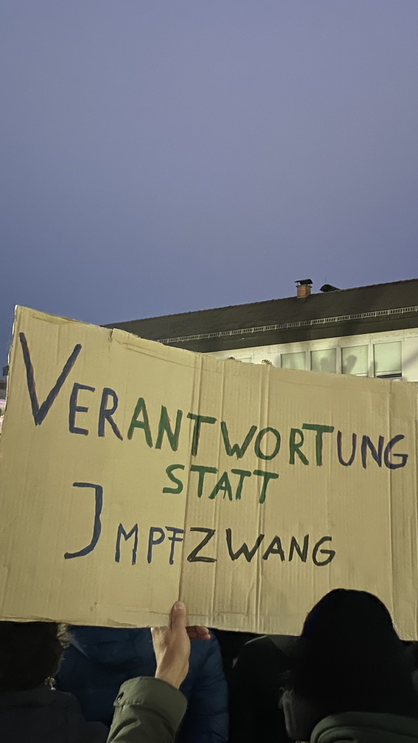 Hunderte Demonstranten versammelten sich am Freitagabend vor dem Landhaus.
