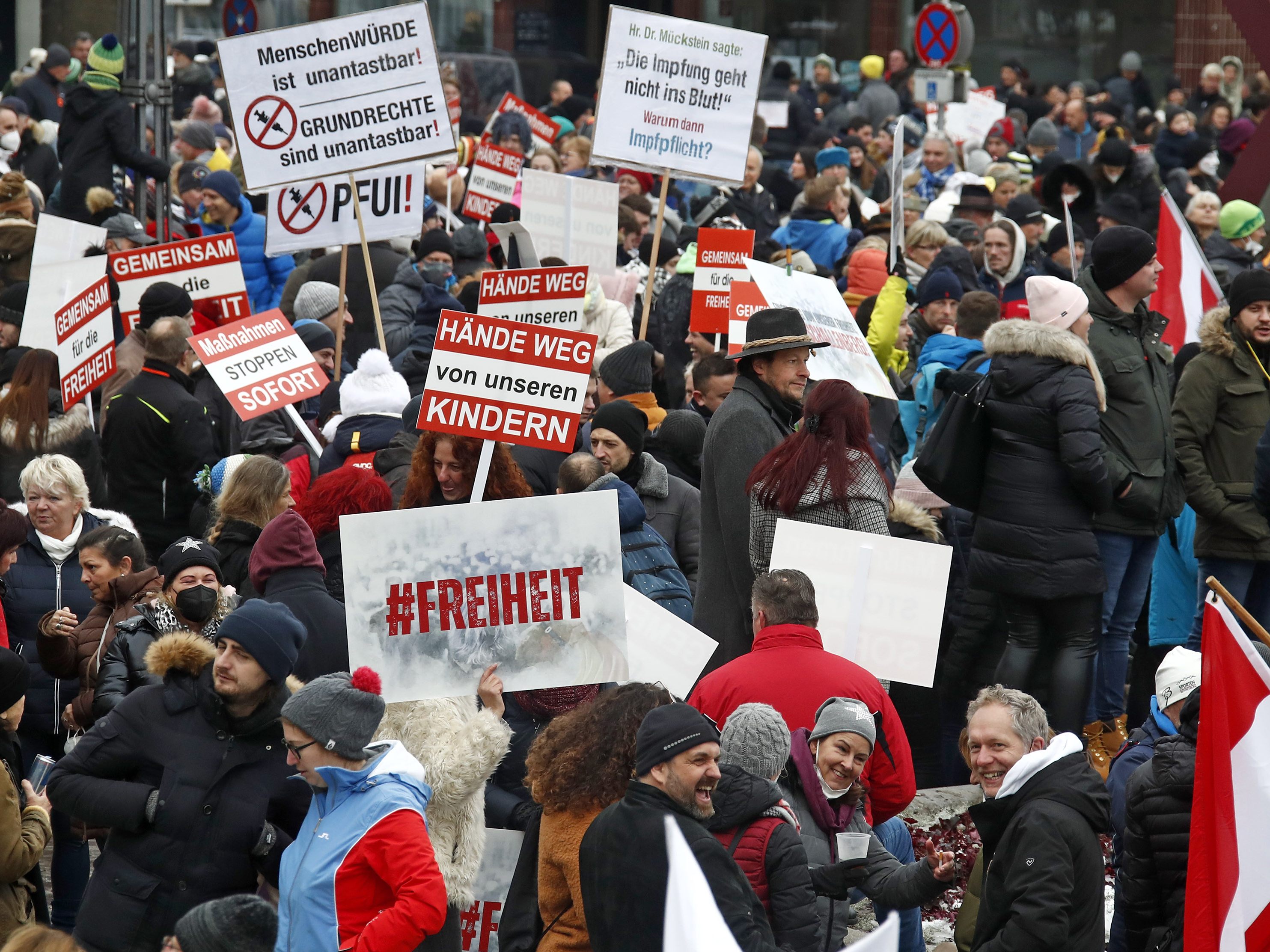 Die meisten Demonstrationen gegen dei Impfpflicht verliefen friedlich.