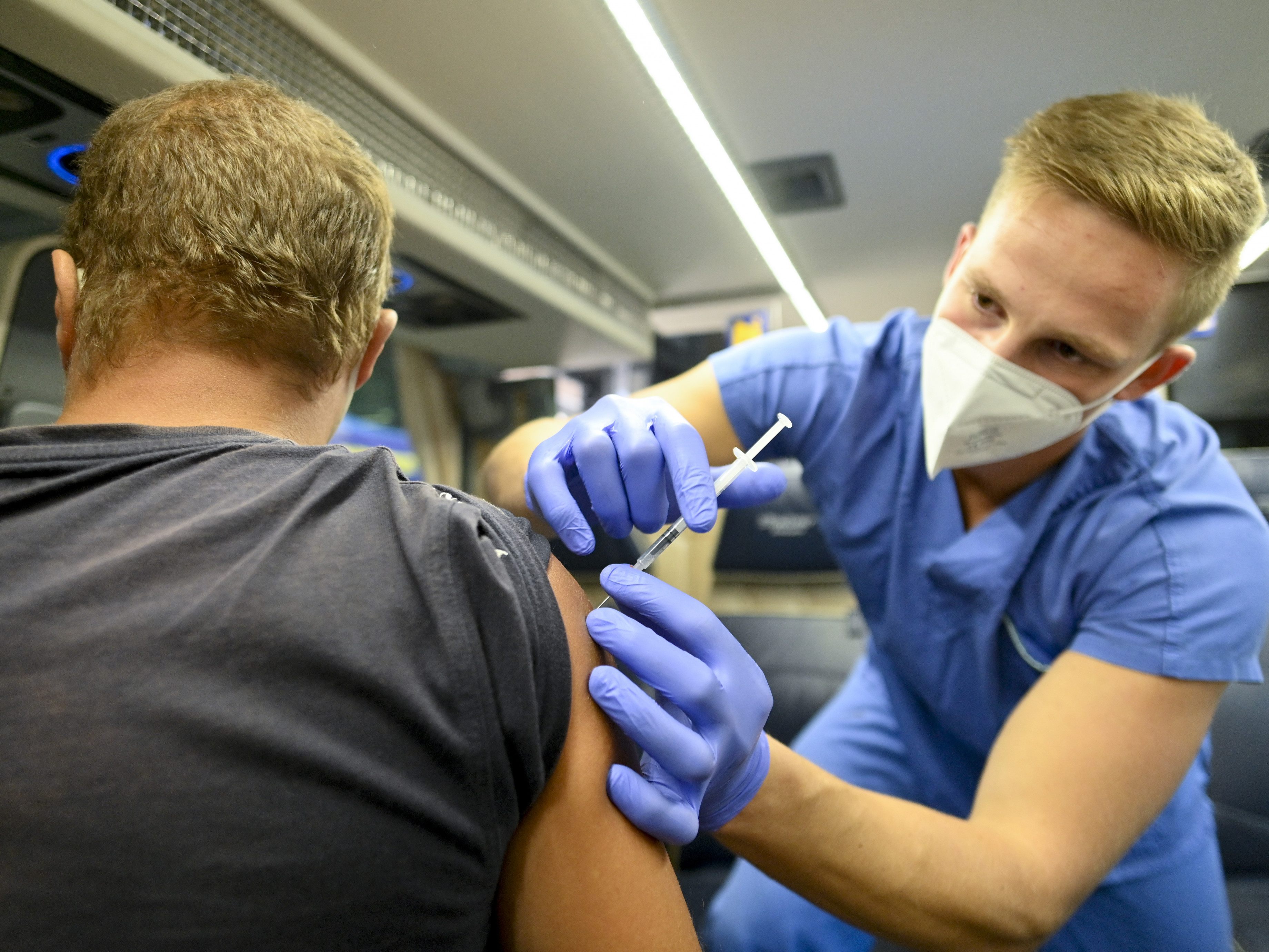 Immunisierung durch Impfung ist besser als Immunisierung durch Krankheit. Immunisierung durch Impfung ist besser als Immunisierung durch Krankheit.