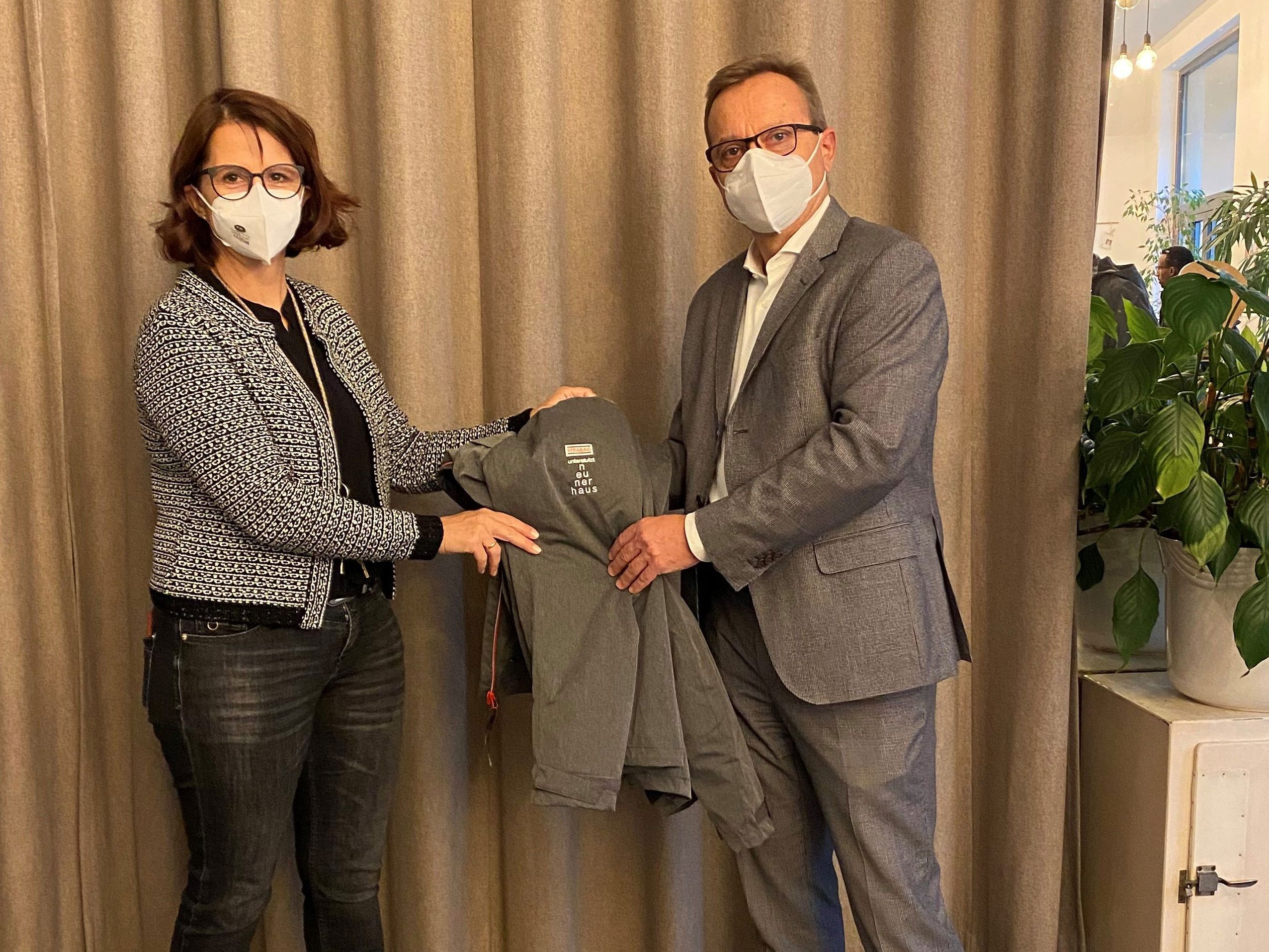 Der heimische Baukonzern STRABAG spendet über 400 Jacken an das neunerhaus Der heimische Baukonzern STRABAG spendet über 400 Jacken an das neunerhaus