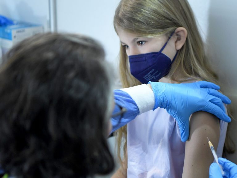 Impfen ist stark zu empfehlen: Derzeit sind Schulkinder die vom Infektionsgeschehen am meisten betroffene Bevölkerungsgruppe Impfen ist stark zu empfehlen: Derzeit sind Schulkinder die vom Infektionsgeschehen am meisten betroffene Bevölkerungsgruppe