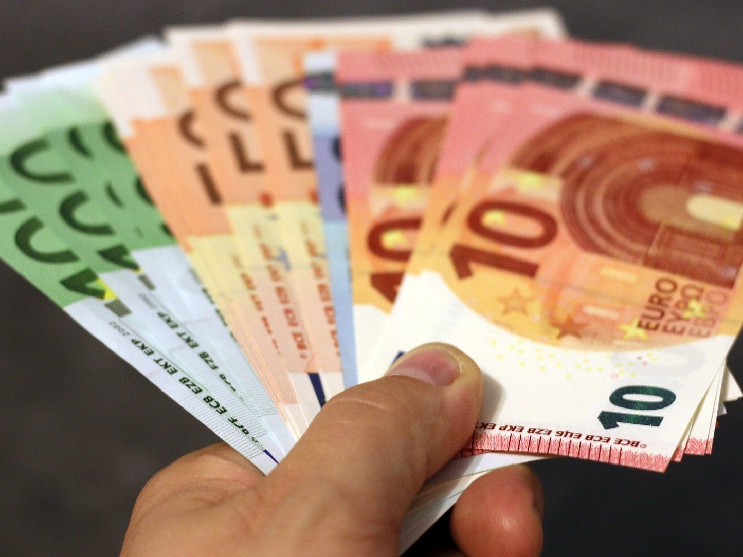 Die Gesamtkosten für einen Arbeitgeber betragen hierzulande mehr als 35.000 Euro.