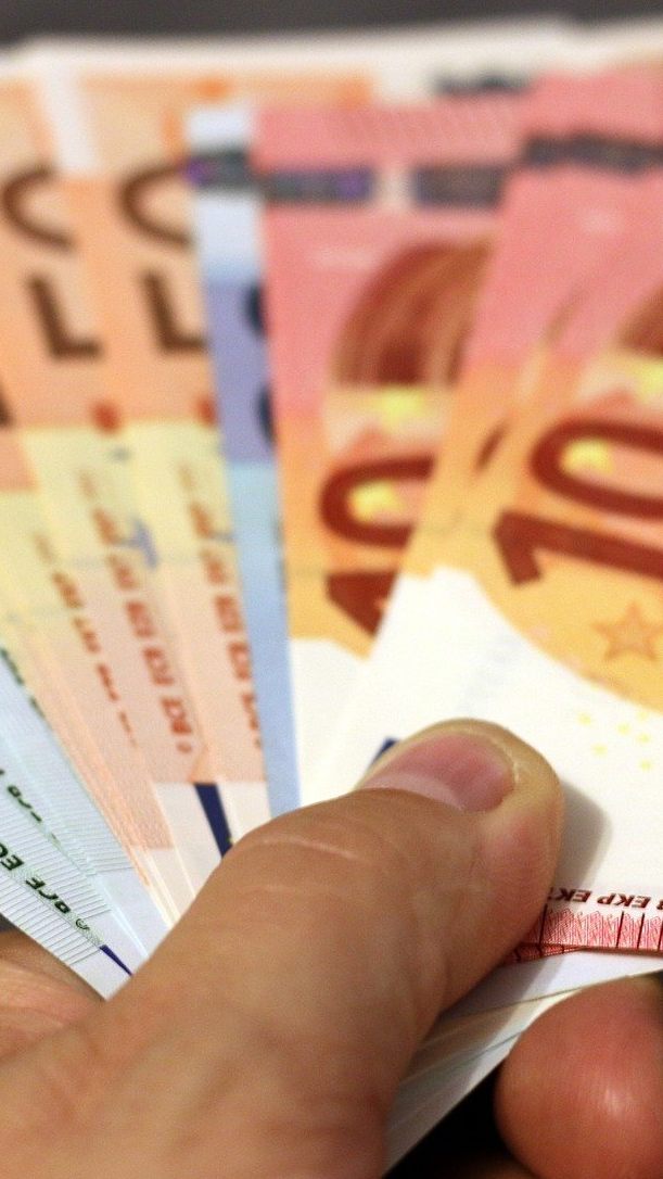 Die Gesamtkosten für einen Arbeitgeber betragen hierzulande mehr als 35.000 Euro.