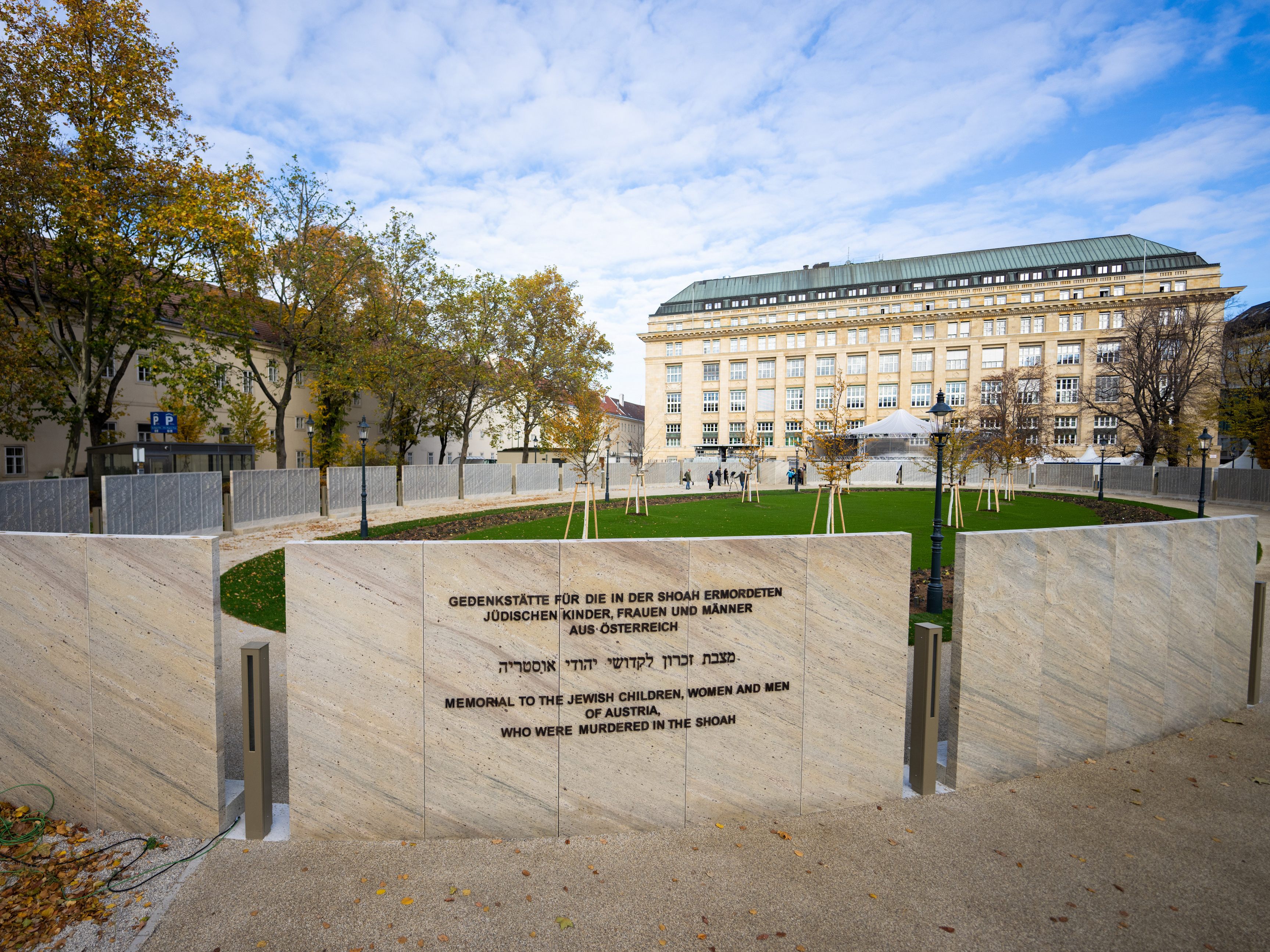Die Shoah-Namensmauer wurde eröffnet. Die Shoah-Namensmauer wurde eröffnet.