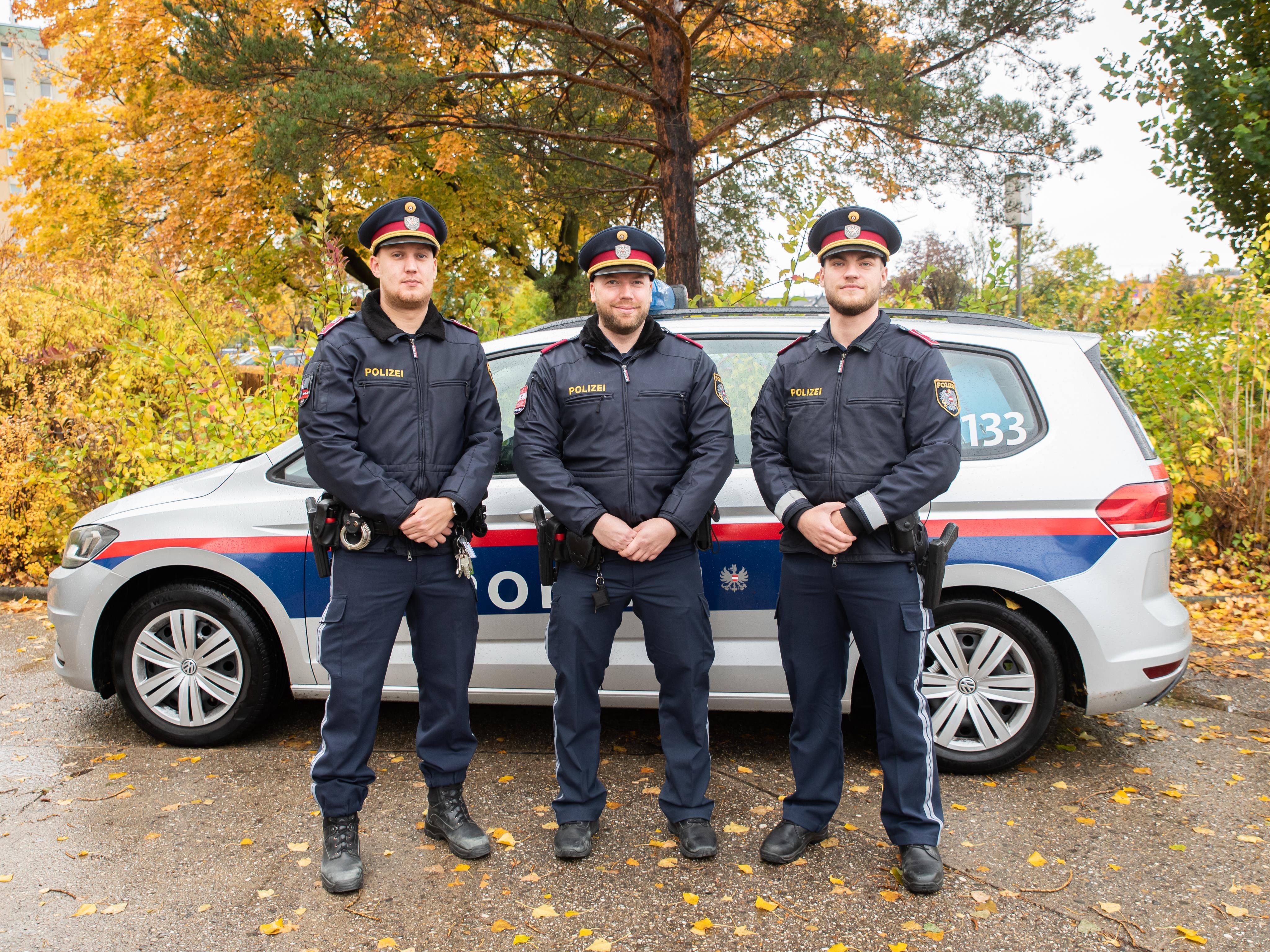 Inspektor Manuel E., Aspirant Marko F. und Inspektor Stephan R. wurden in Wien-Donaustadt zu Lebensrettern Inspektor Manuel E., Aspirant Marko F. und Inspektor Stephan R. wurden in Wien-Donaustadt zu Lebensrettern