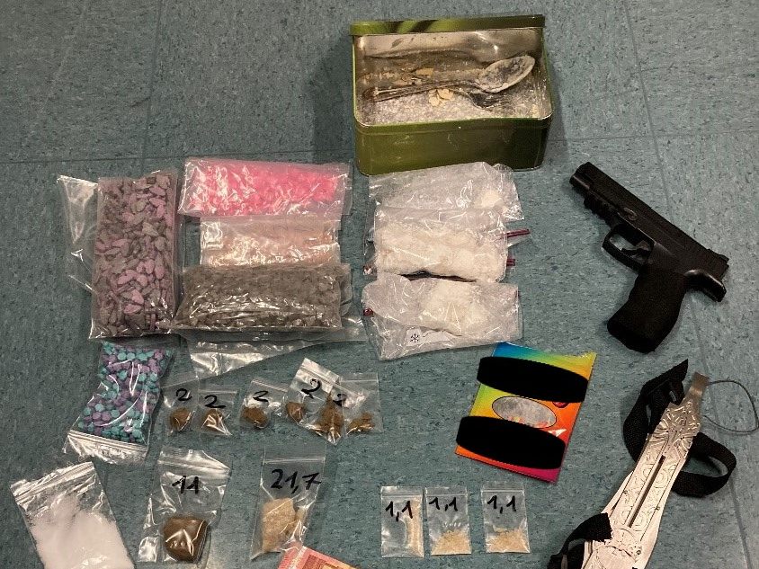Die Polizei fand in der Wohnung eines 23-Jährigen in Wien-Donaustadt Waffen und mehrere Drogen. Die Polizei fand in der Wohnung eines 23-Jährigen in Wien-Donaustadt Waffen und mehrere Drogen.