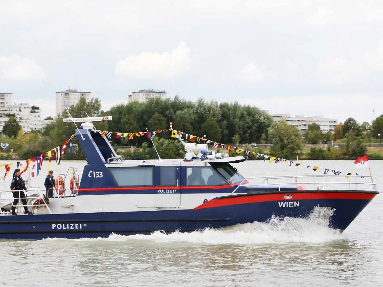 Die Wasserpolizei rückte mit dem Polizeiboot Freudenau aus, um die Ausbreitung eines Ölfilms auf der Donau zu verhindern. Die Wasserpolizei rückte mit dem Polizeiboot Freudenau aus, um die Ausbreitung eines Ölfilms auf der Donau zu verhindern.
