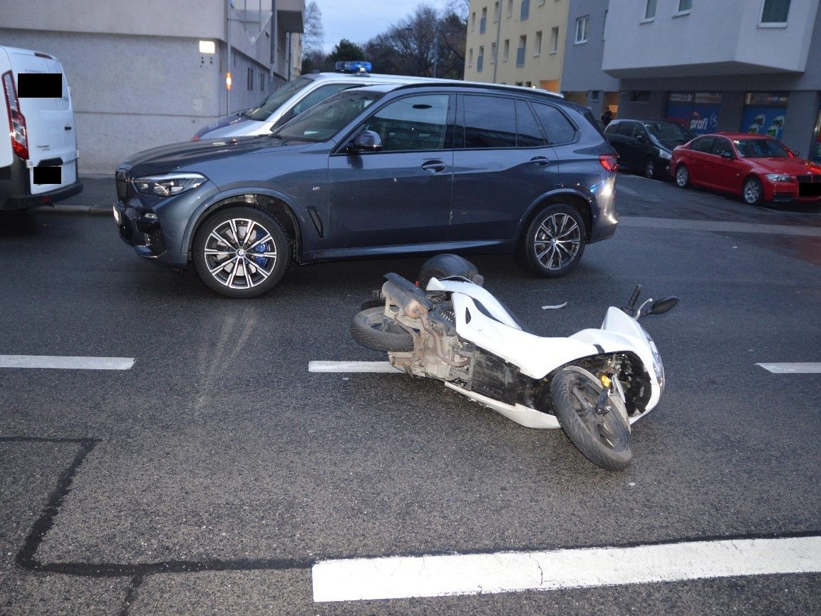 Der Mopedfahrer kam bei der Vollbremsung zu Sturz. Der Mopedfahrer kam bei der Vollbremsung zu Sturz.