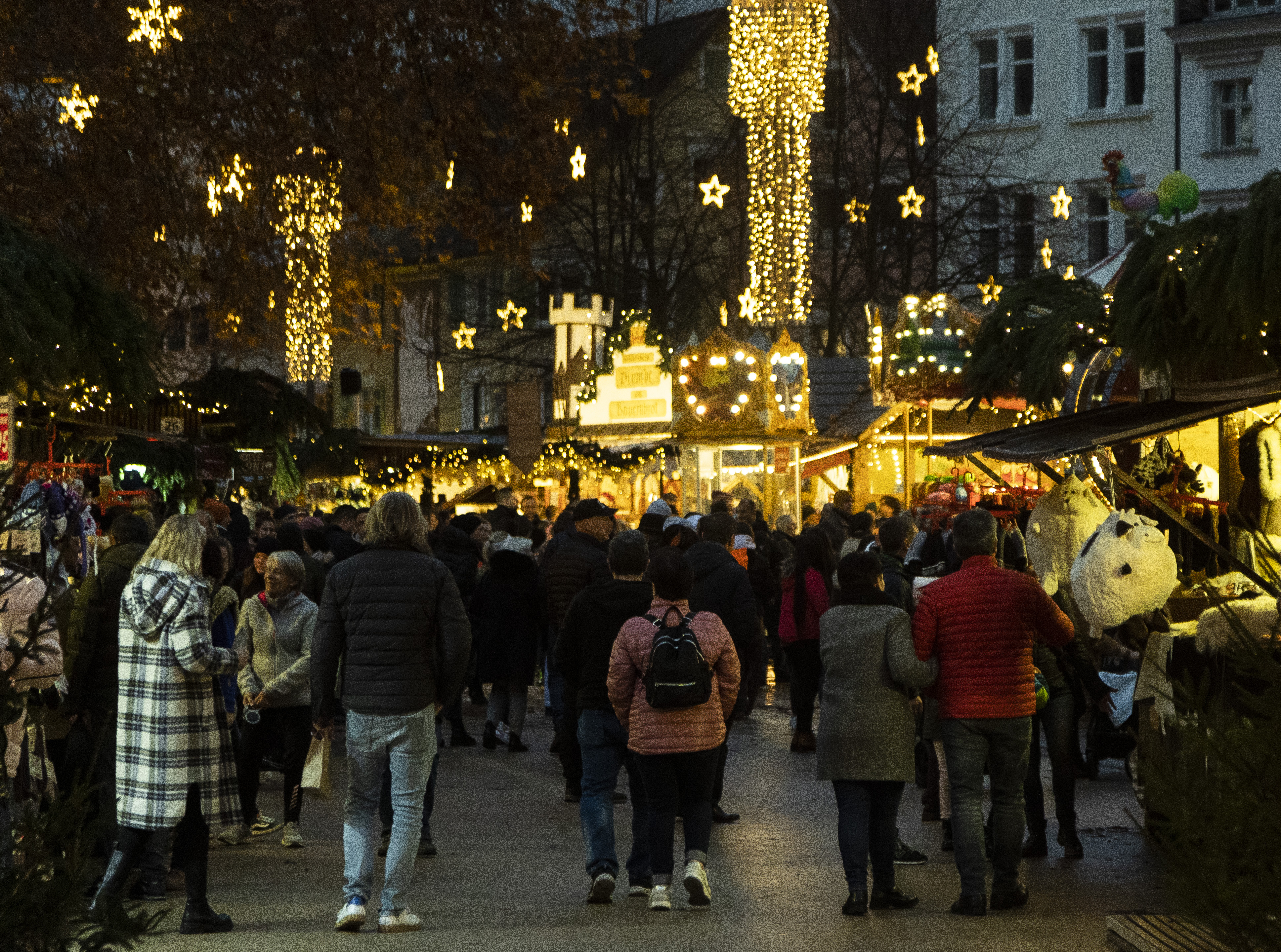 So strahlend funkeln wird der Weihnachtsmarkt in der Landeshauptstadt heuer wohl eher nicht mehr. Auch auf Heizstrahler soll verzichtet werden.