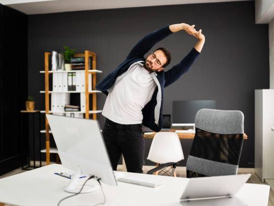 Wer im Sitzen arbeitet, sollte seinem Körper regelmäßig etwas Gutes tun
