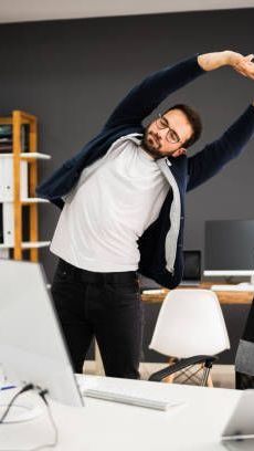 Wer im Sitzen arbeitet, sollte seinem Körper regelmäßig etwas Gutes tun