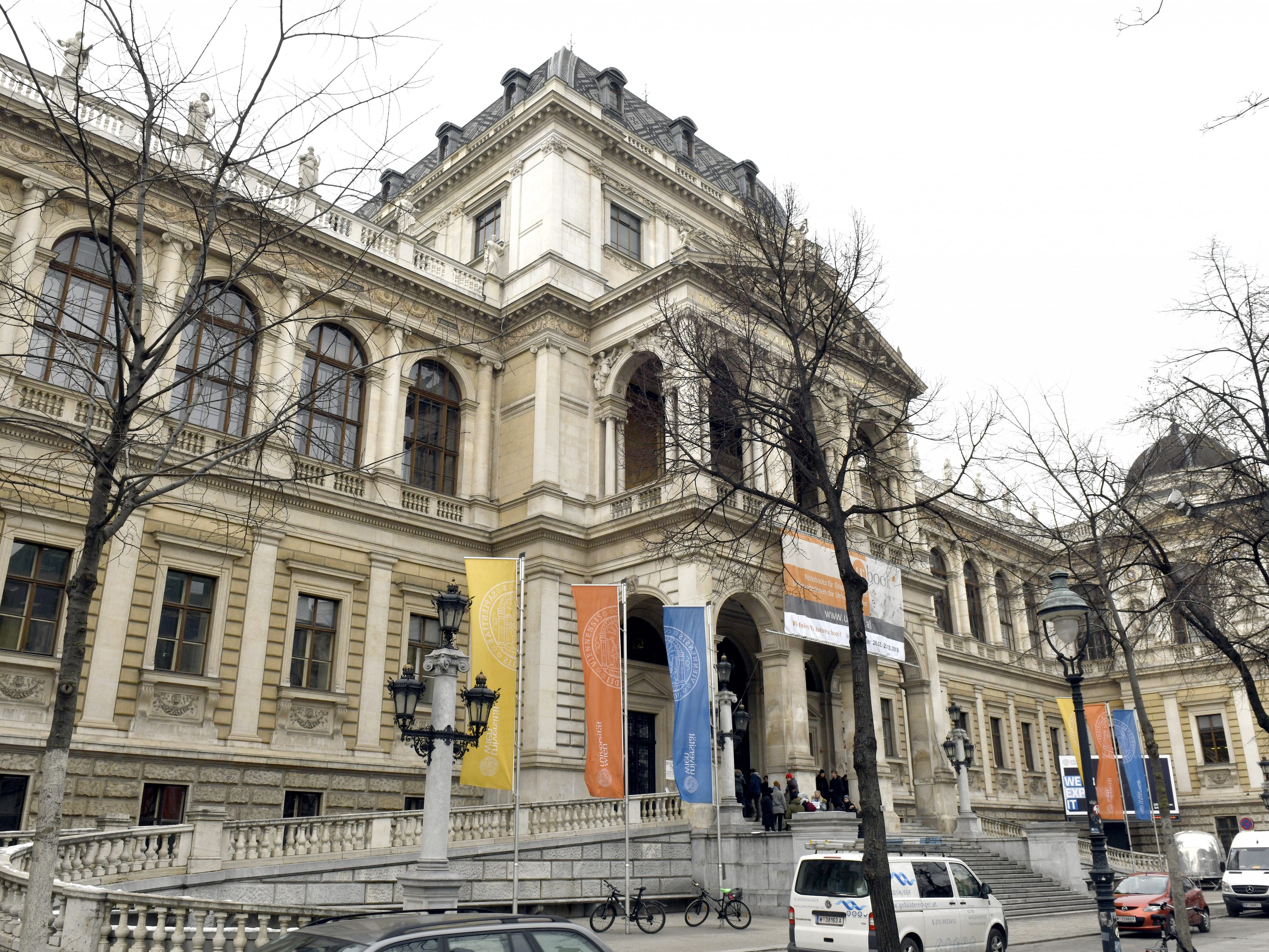Die Uni Wien führt die Maskenpflicht im Hörsaal wieder ein. Die Uni Wien führt die Maskenpflicht im Hörsaal wieder ein.