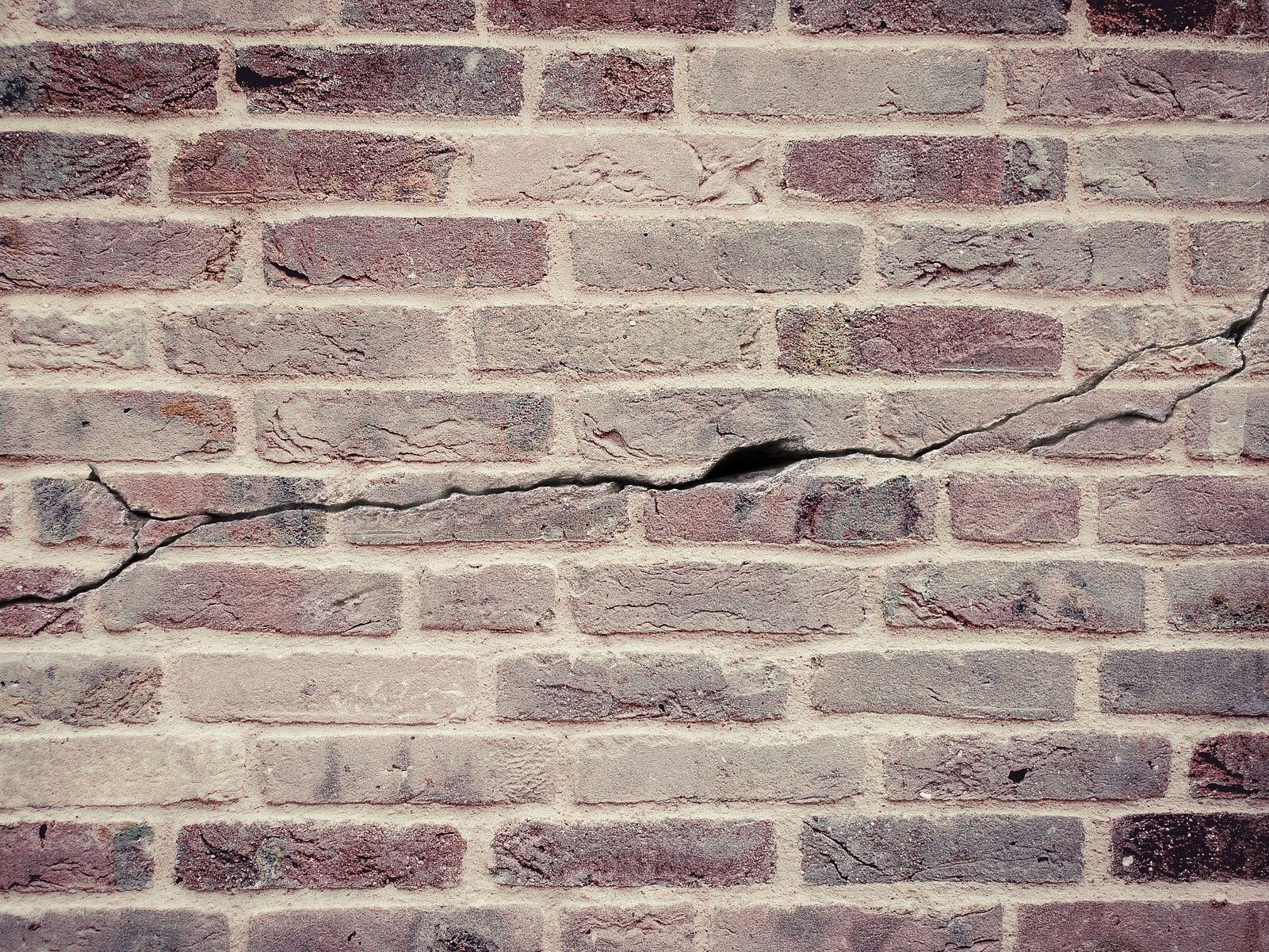 Eine Mauer mit Riss.
