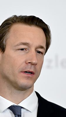 Finanzminister Blümel kündigt raschere Coronahilfen für Unternehmen an