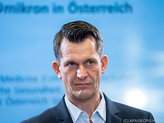 Mückstein kündigt wegen Omikron schärfere Einreisebestimmungen an Mückstein kündigt wegen Omikron schärfere Einreisebestimmungen an