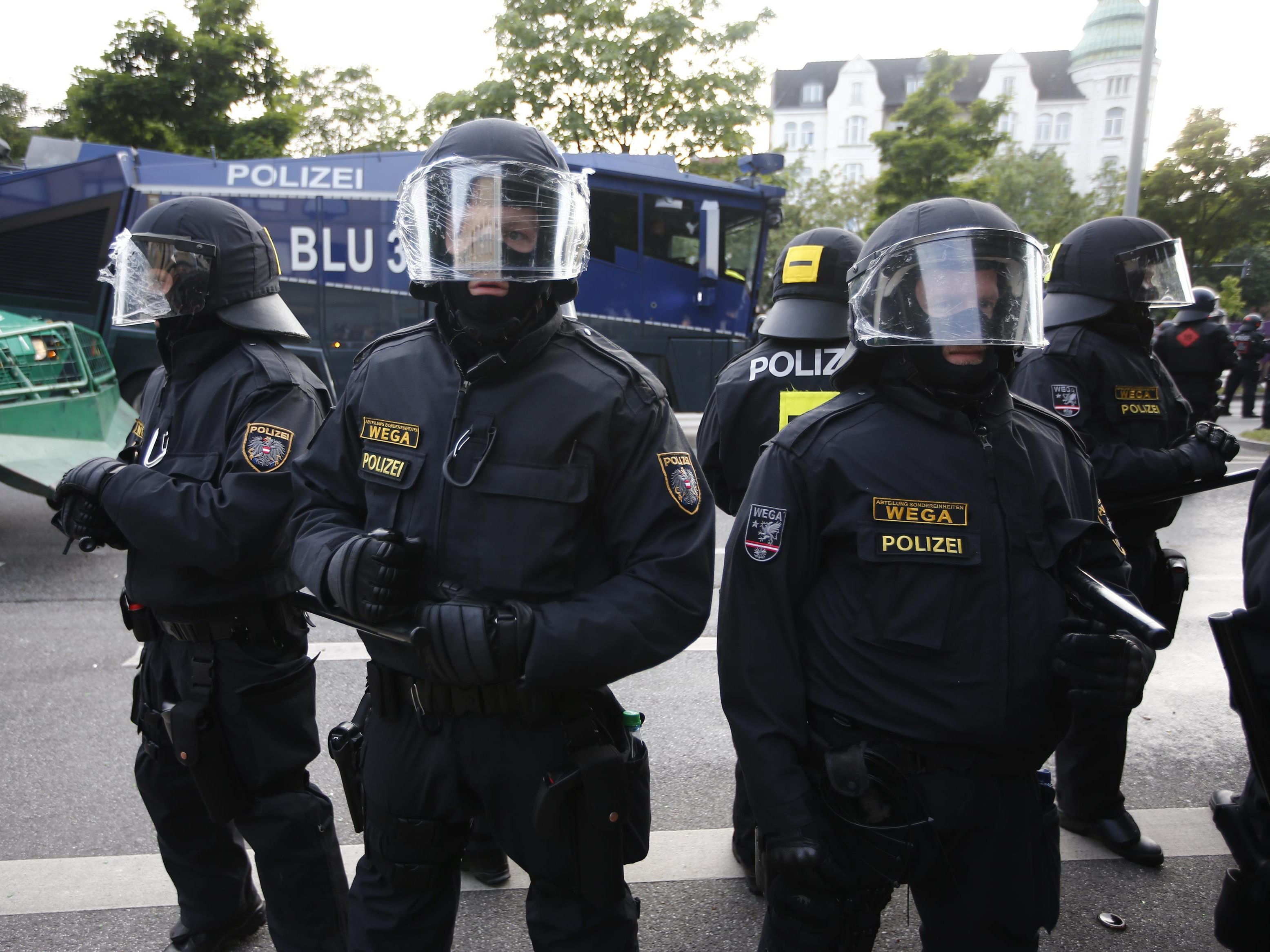 WEGA-Beamte nahmen den Anrufer fest.