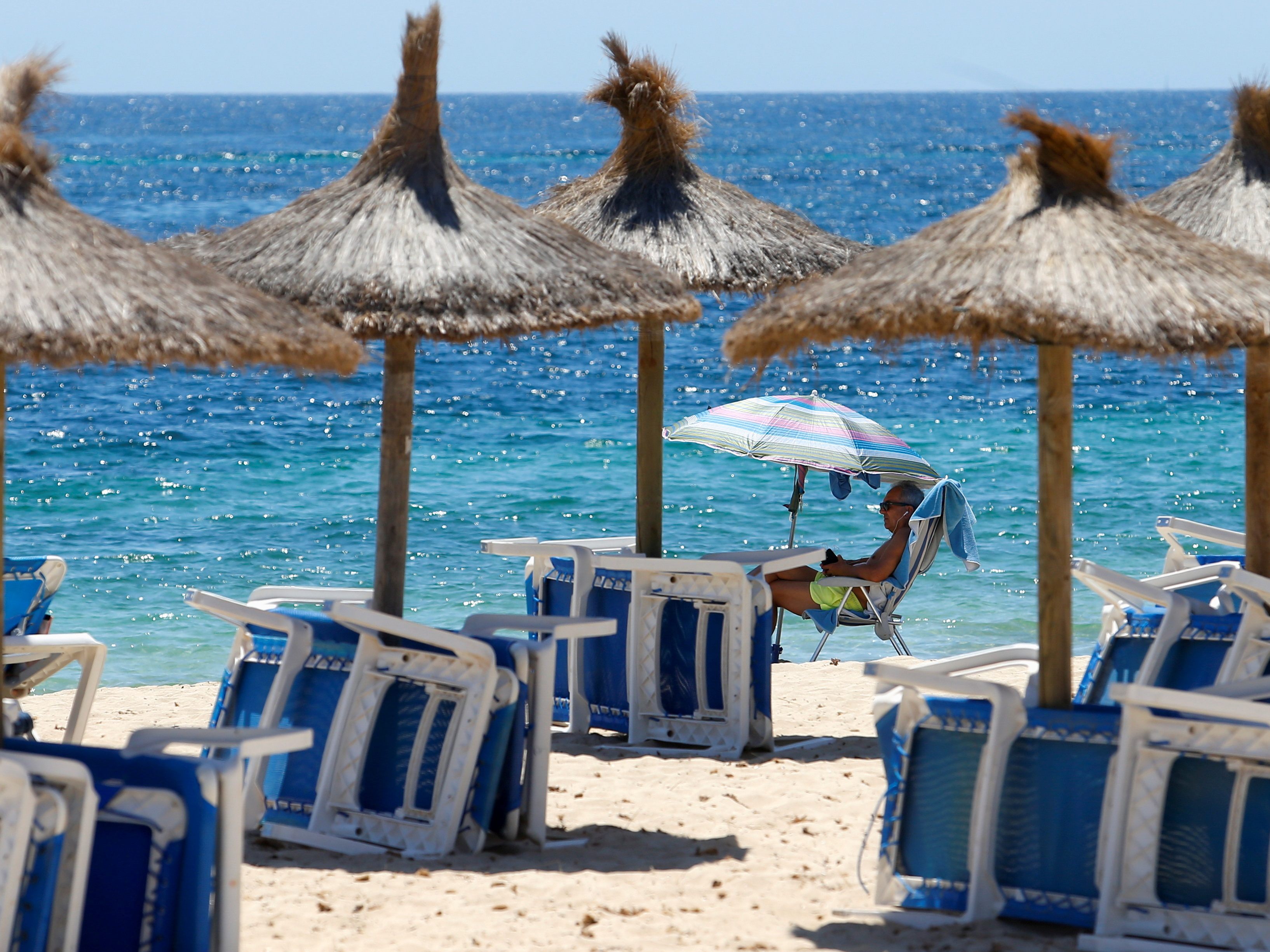 Auf der beliebten Urlaubsinsel Mallorca wurde ein erster Omikron-Fall gemeldet.