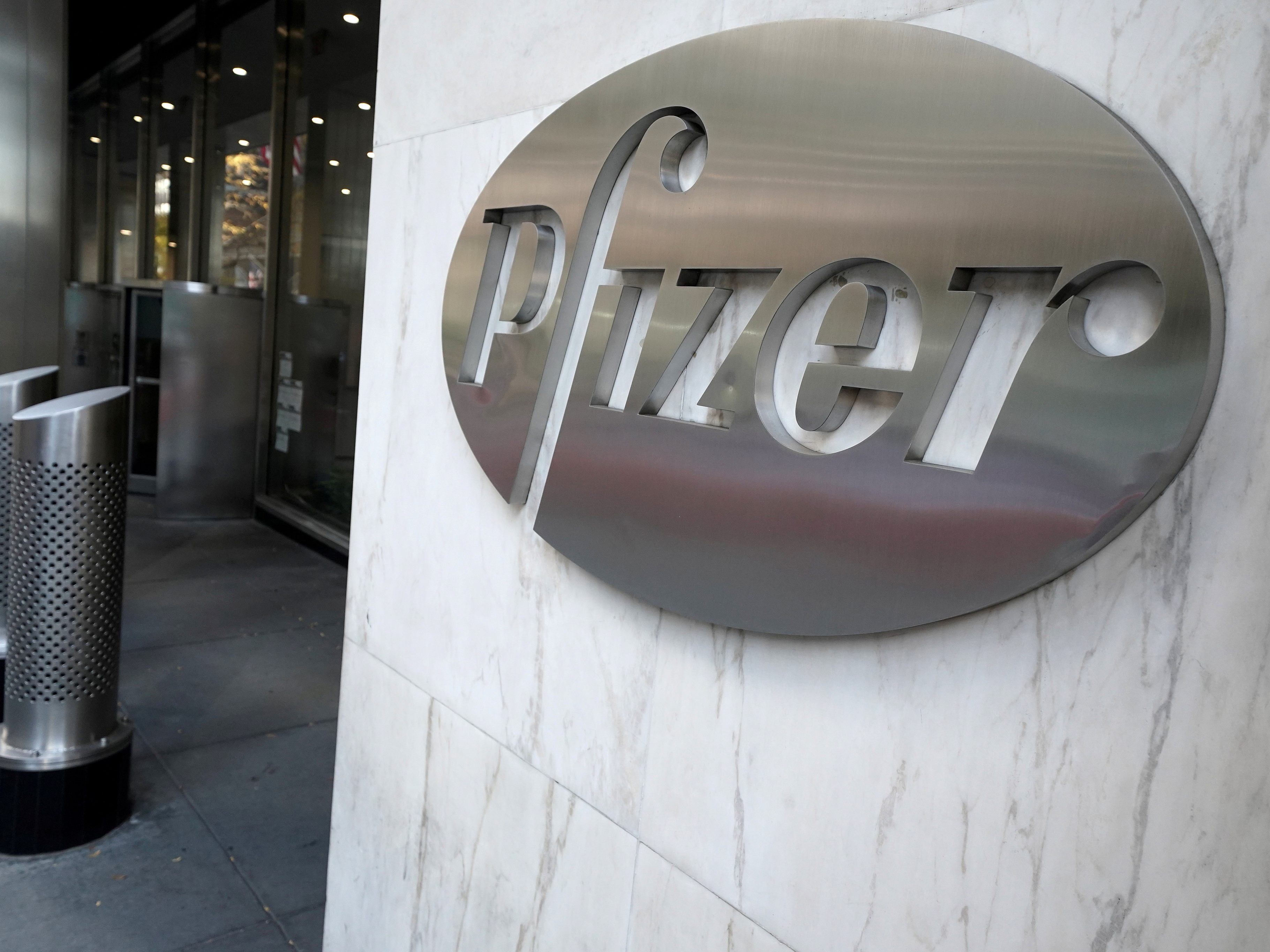 Die FDA hat eine Notfallzulassung für ein Corona-Medikament von Pfizer ausgesprochen.