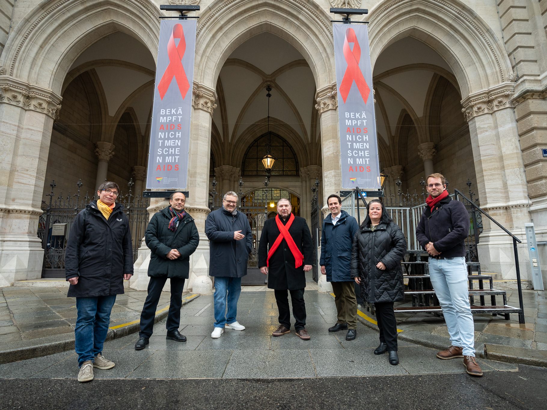 Zeichen gegen Diskriminierung: Das Red Ribbon am Wiener Rathaus. Zeichen gegen Diskriminierung: Das Red Ribbon am Wiener Rathaus.