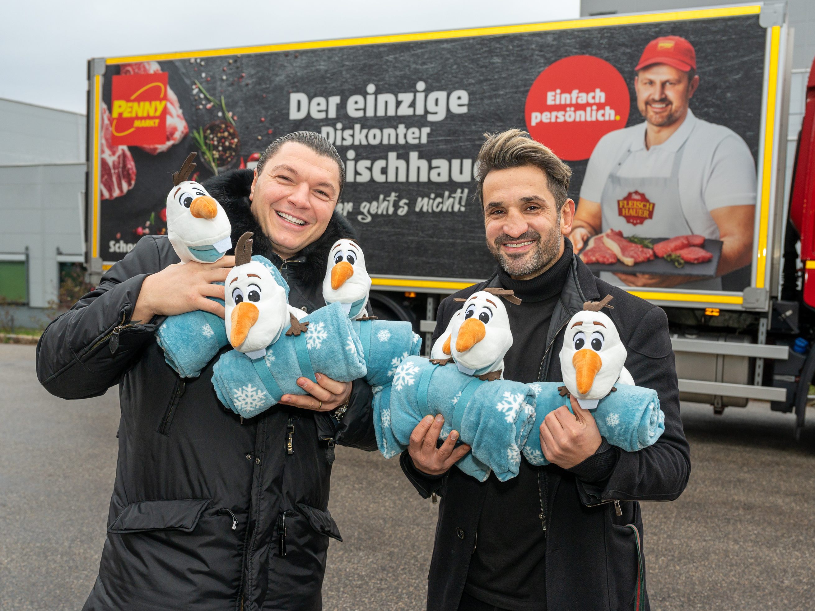 Penny spendet einen Teil der Plüschdecken an Fadi Merza und das Bündnis Kinderschutz