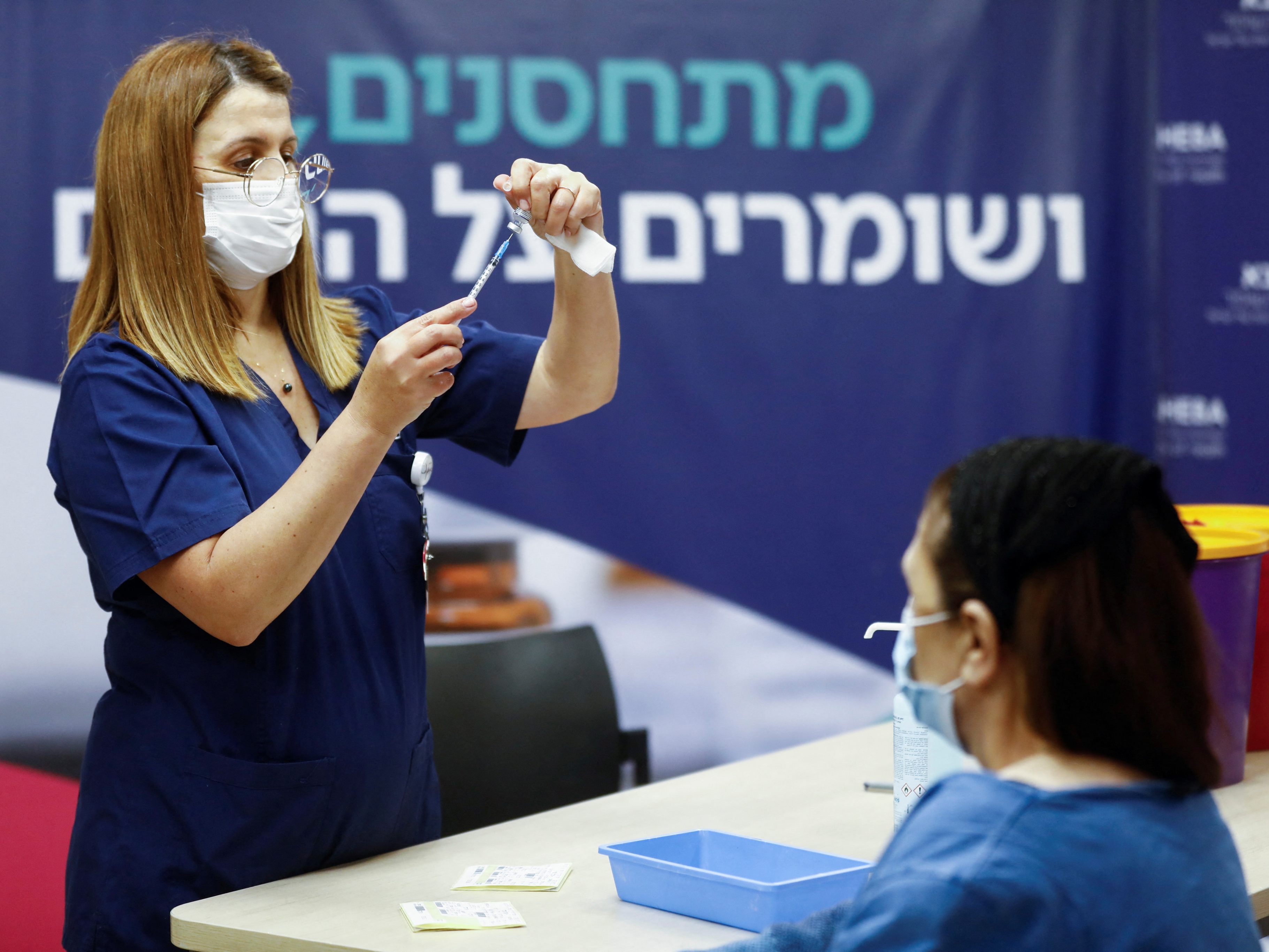 Israel begann mit der vierten Corona-Impfung für Immungeschwächte.