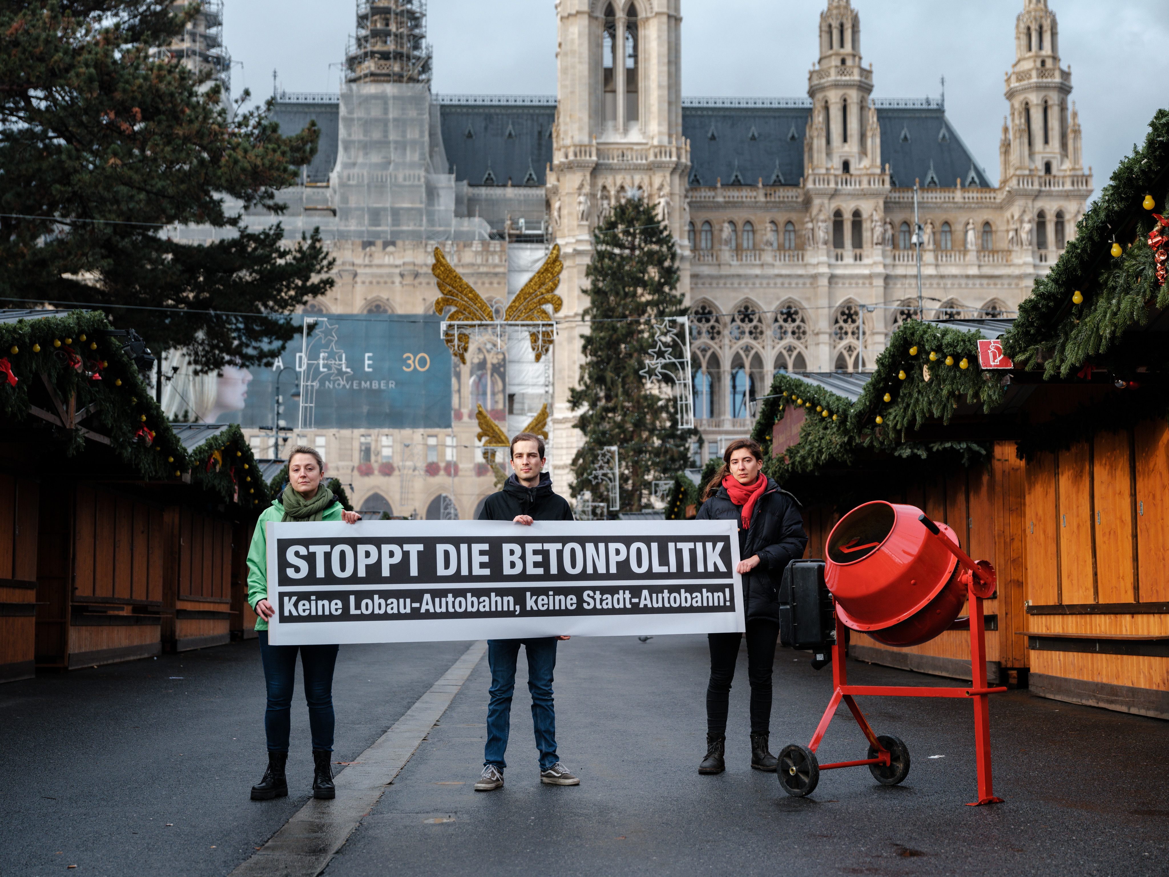 Ein roter Betonmischer vor dem Wiener Rathaus: Das sieht man wohl auch nicht alle Tage. Ein roter Betonmischer vor dem Wiener Rathaus: Das sieht man wohl auch nicht alle Tage.