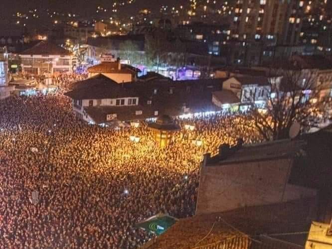Dieses Foto, aufgenommen bei einem Konzert von Dino Merlin in der serbischen Stadt Novi Pazar, wird oft fälschlicher Weise als Demonstration der Corona-Maßnahmengegner in Österreich verbreitet.