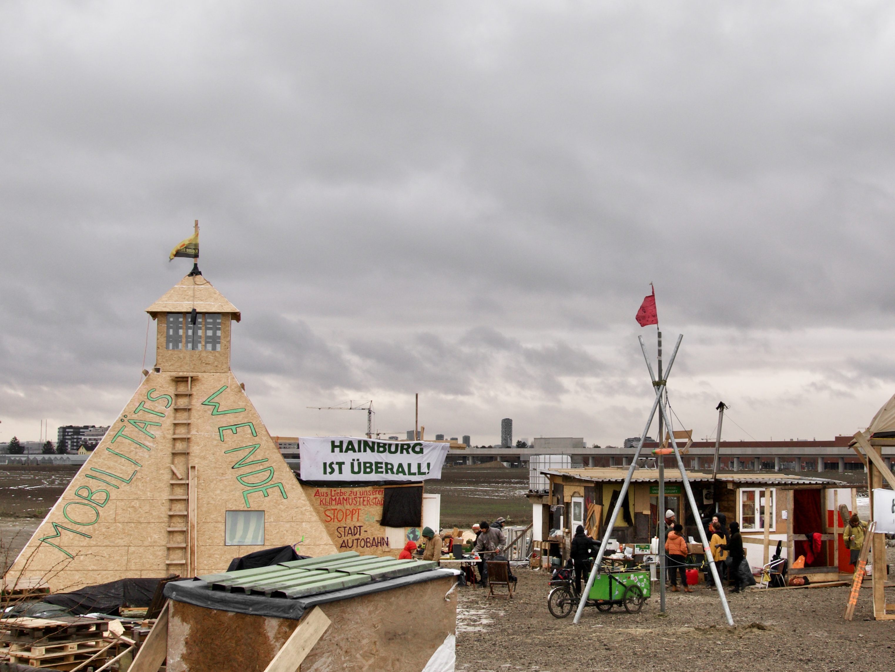 Die Aktivisten des Protestcamps in Wien-Donaustadt fordern von der Stadt Wien die Rücknahme der Klagsdrohungen gegen sie. Die Aktivisten des Protestcamps in Wien-Donaustadt fordern von der Stadt Wien die Rücknahme der Klagsdrohungen gegen sie.