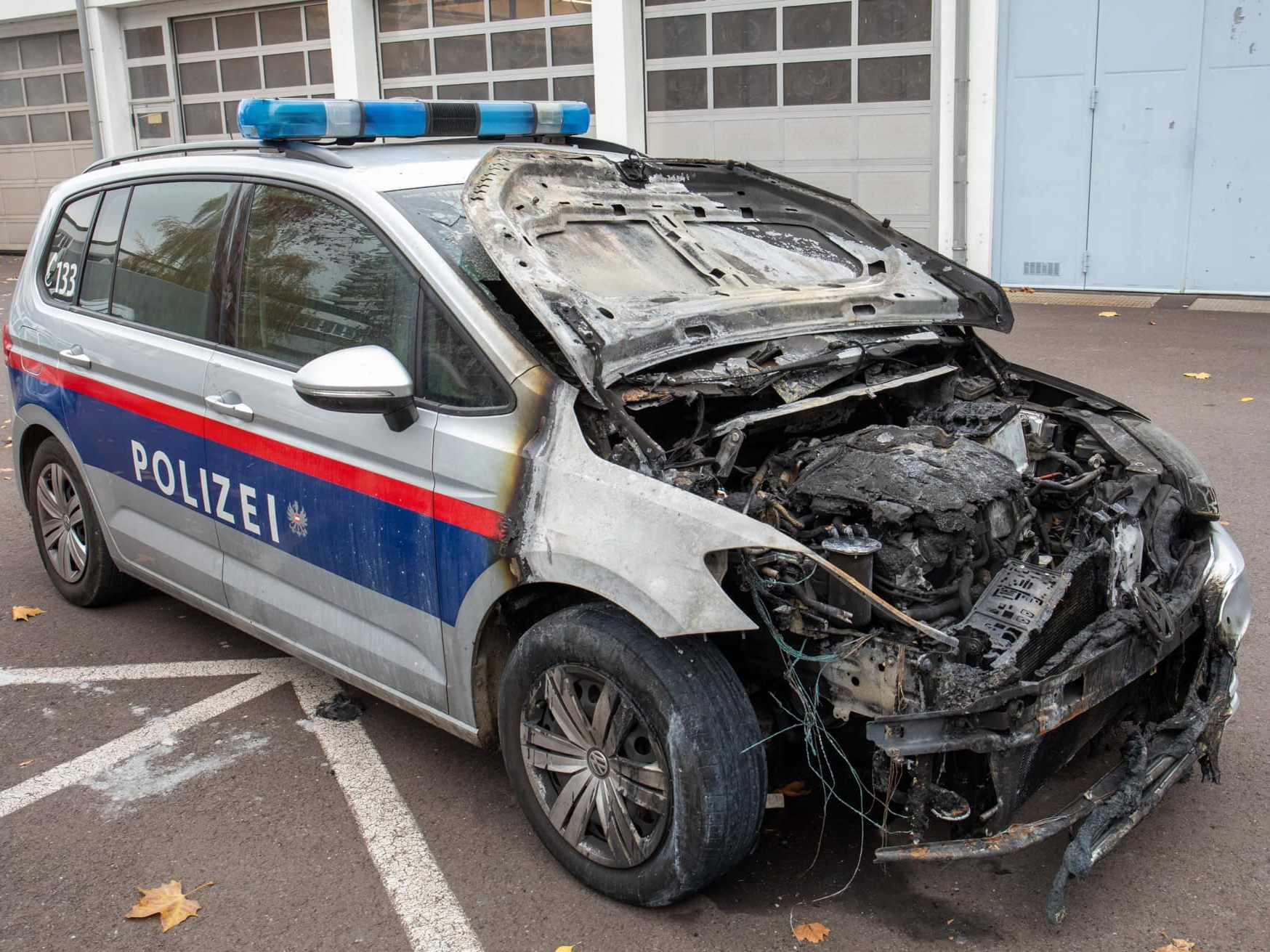 Schon Mitte November wurde in Linz ein Polizeiauto angezündet. Schon Mitte November wurde in Linz ein Polizeiauto angezündet.