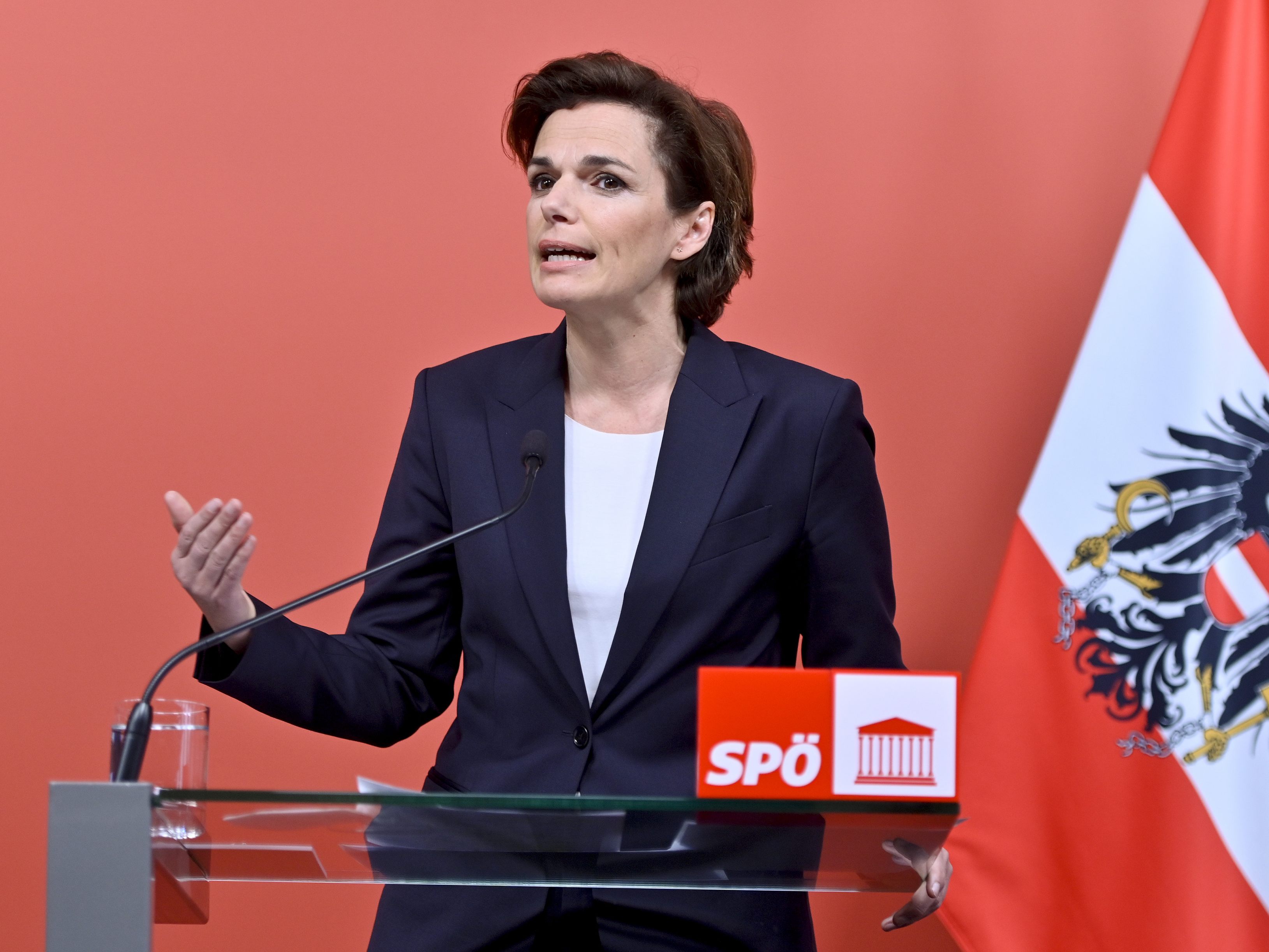 SPÖ-Chefin Pamela Rendi-Wagner fordert einen 500-Euro-Gutschein für die dritte Corona-Impfung. SPÖ-Chefin Pamela Rendi-Wagner fordert einen 500-Euro-Gutschein für die dritte Corona-Impfung.