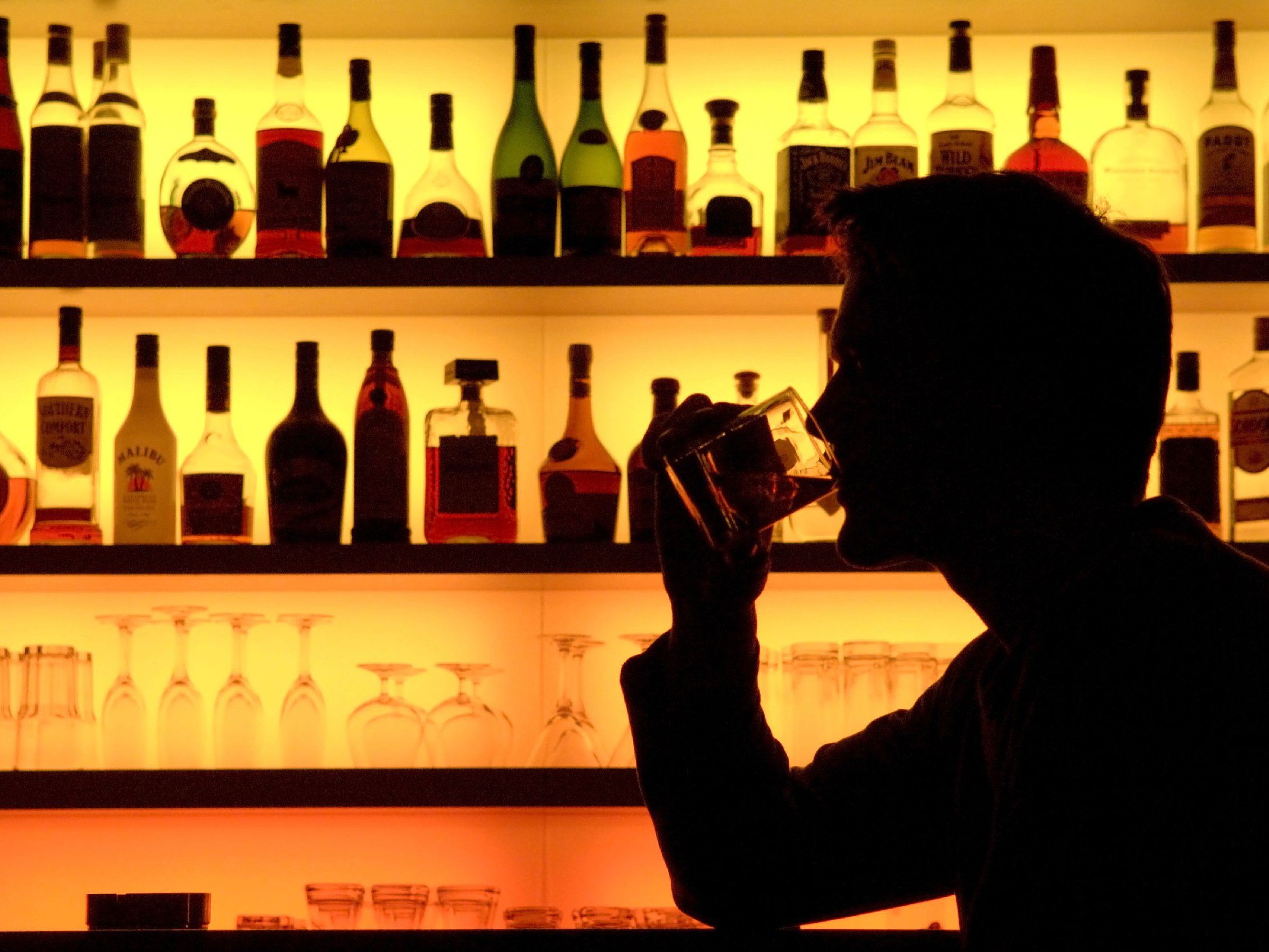 Norwegen verbietet Alkohol in Gasthäusern und Restaurants. Norwegen verbietet Alkohol in Gasthäusern und Restaurants.