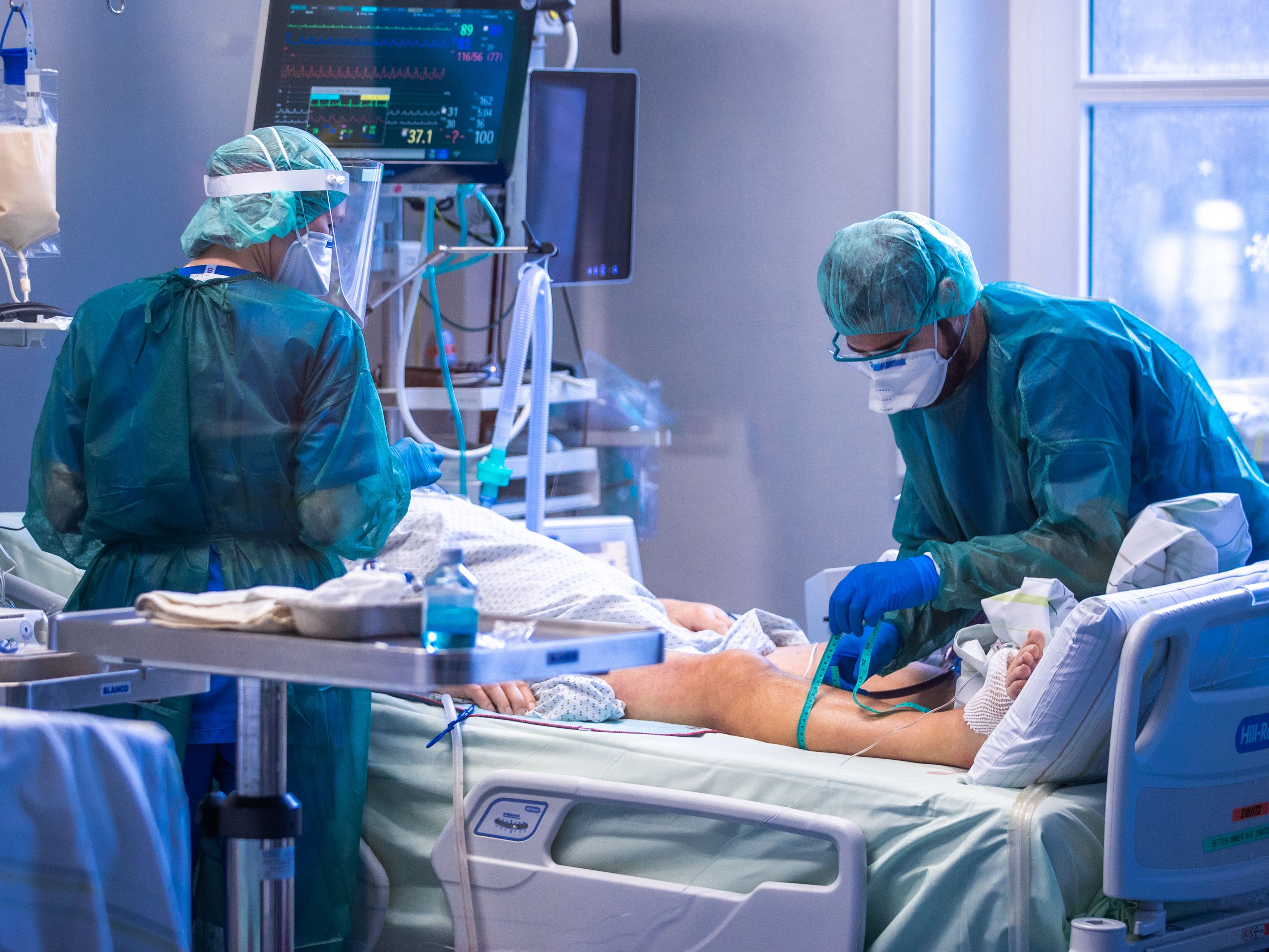 Laut britischen Studien soll die Omikron-Variante weniger Krankenhausaufenthalte nach sich ziehen, wie die Delta-Variante. Laut britischen Studien soll die Omikron-Variante weniger Krankenhausaufenthalte nach sich ziehen, wie die Delta-Variante.