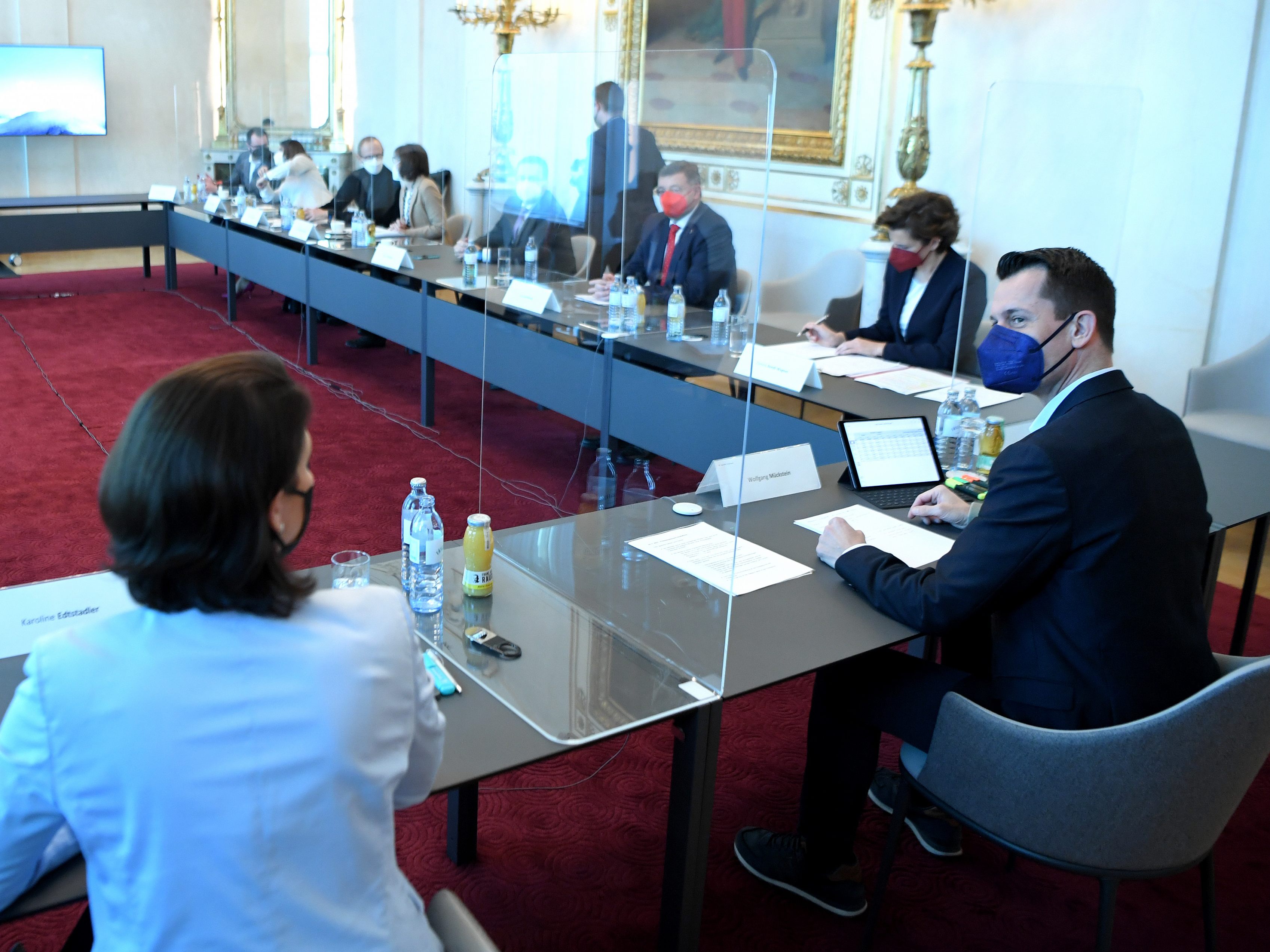 Teile der Regierung traf sich am Freitag mit Experten zu Gesprächen zur Corona-Impfpflicht. Teile der Regierung traf sich am Freitag mit Experten zu Gesprächen zur Corona-Impfpflicht.
