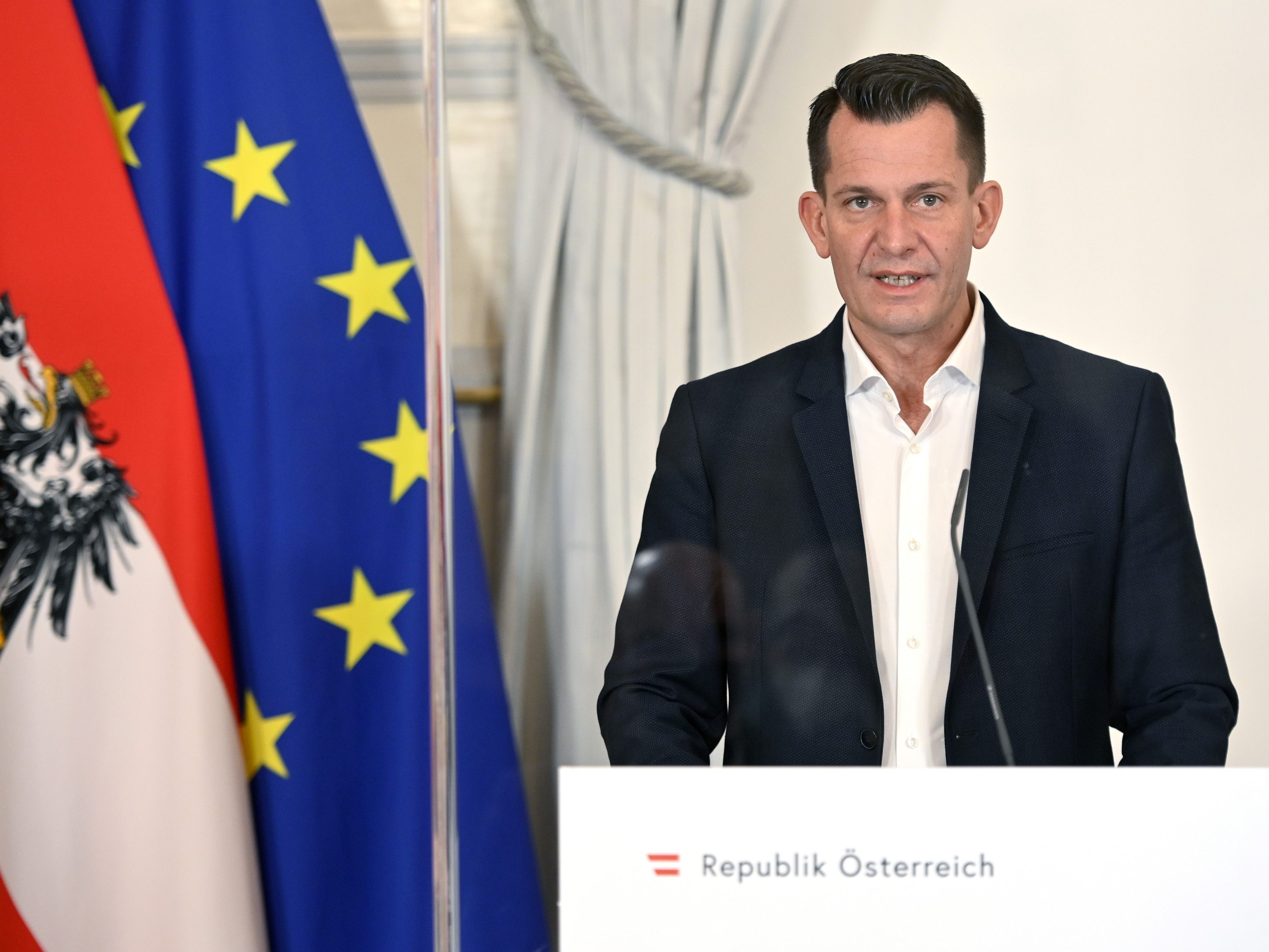 Gesundheitsminister Wolfgang Mückstein (Gründe) informiert am Dienstagabend gemeinsam mit dem WHO-Regionaldirektor für Europa über die internationale Omikron-Lage.