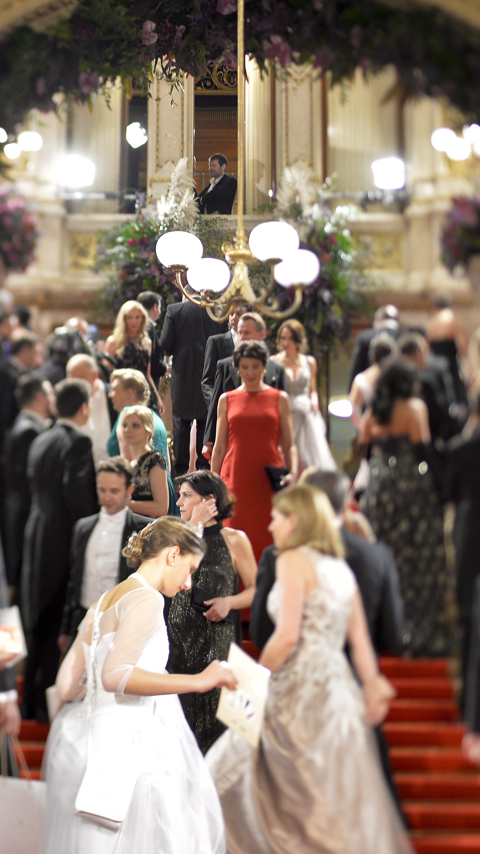 Mit der Absage des Opernballs zittern nun etliche Branchen um die Ballsaison und ihre damit verbundenen Umsätze.