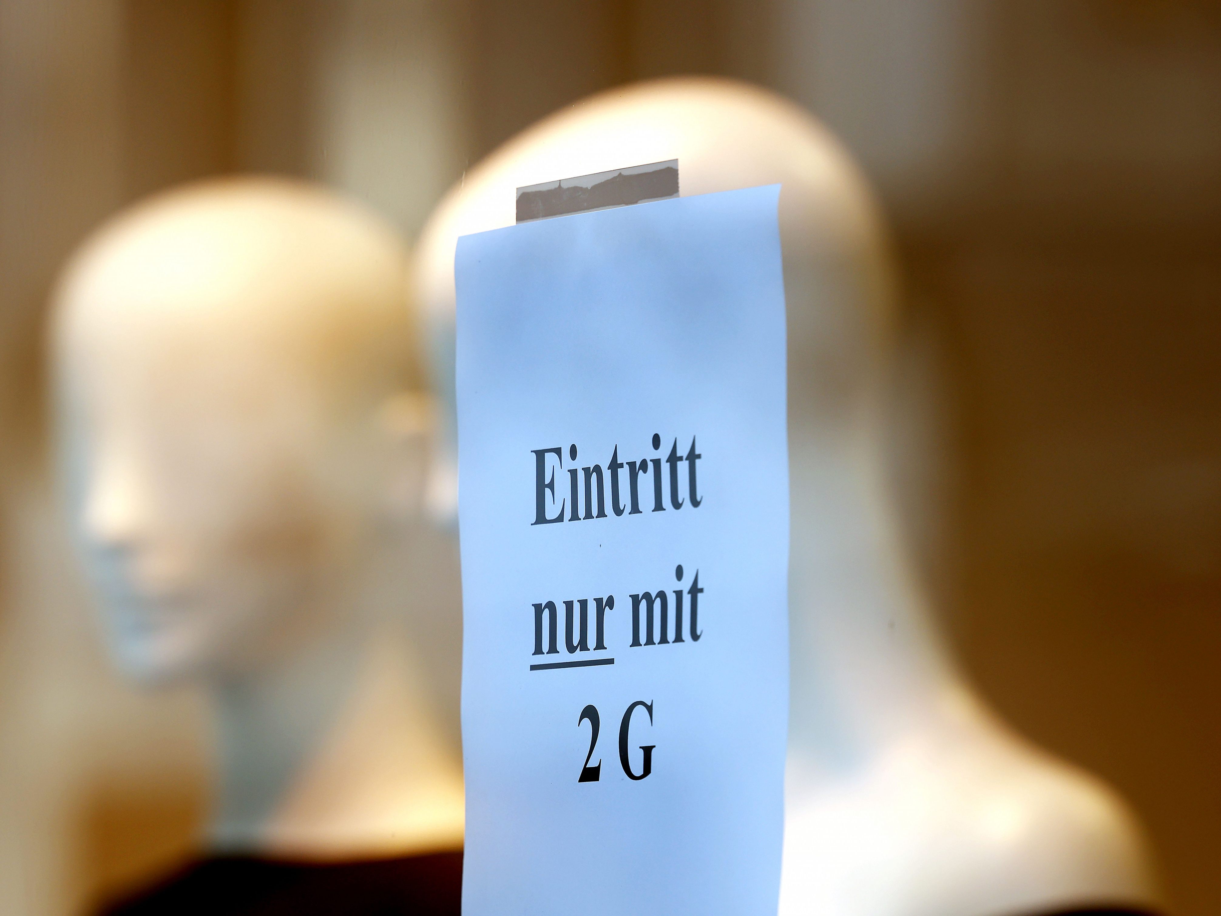 An der Kassa muss 2G nachgewiesen werden, sonst kann man nicht einkaufen.