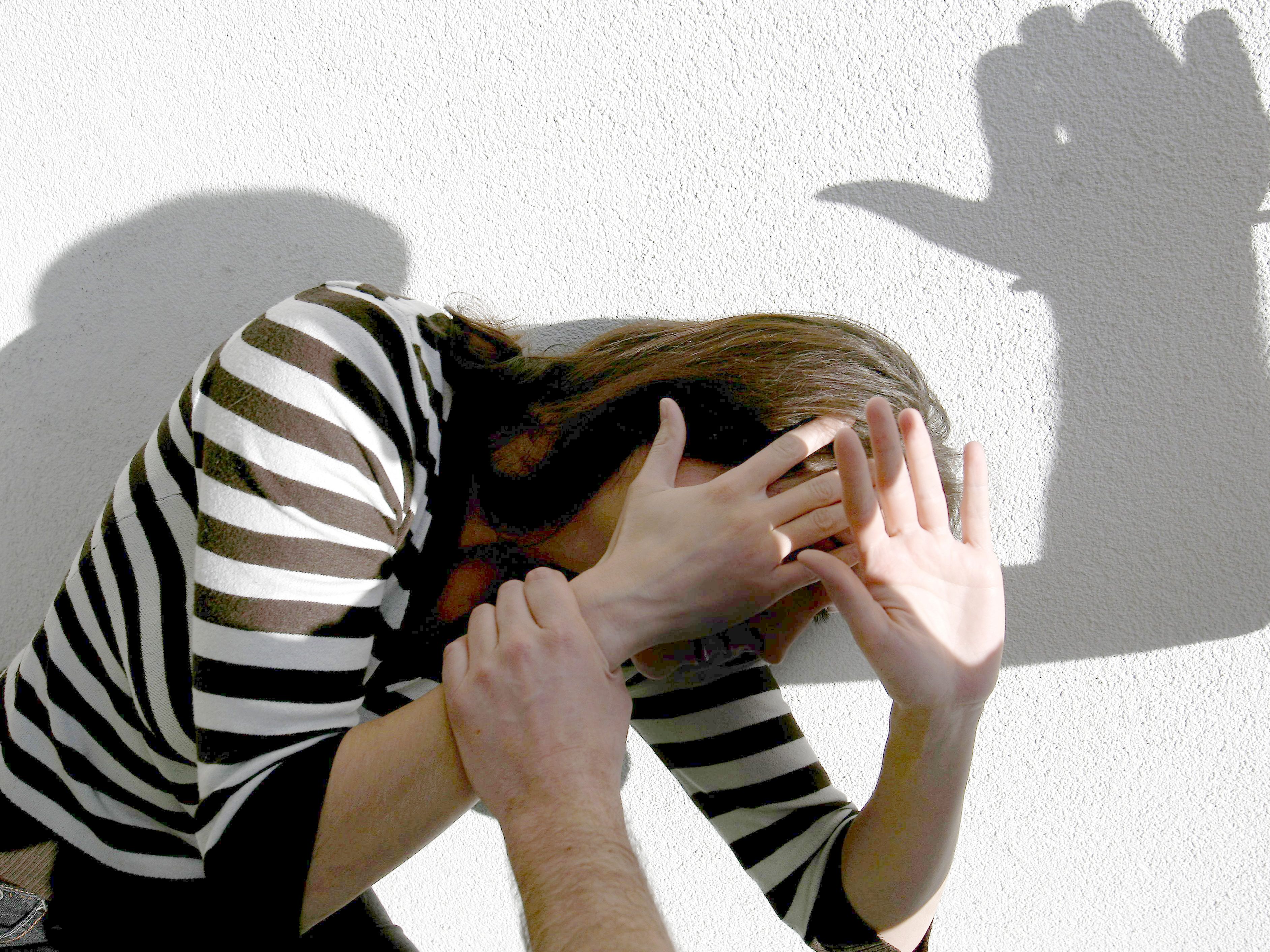 Die Polizei nahm einen 33-Jährigen fest, der seine 20-jährige Ex-Freundin geschlagen und mit dem Umbringen bedroht haben soll.