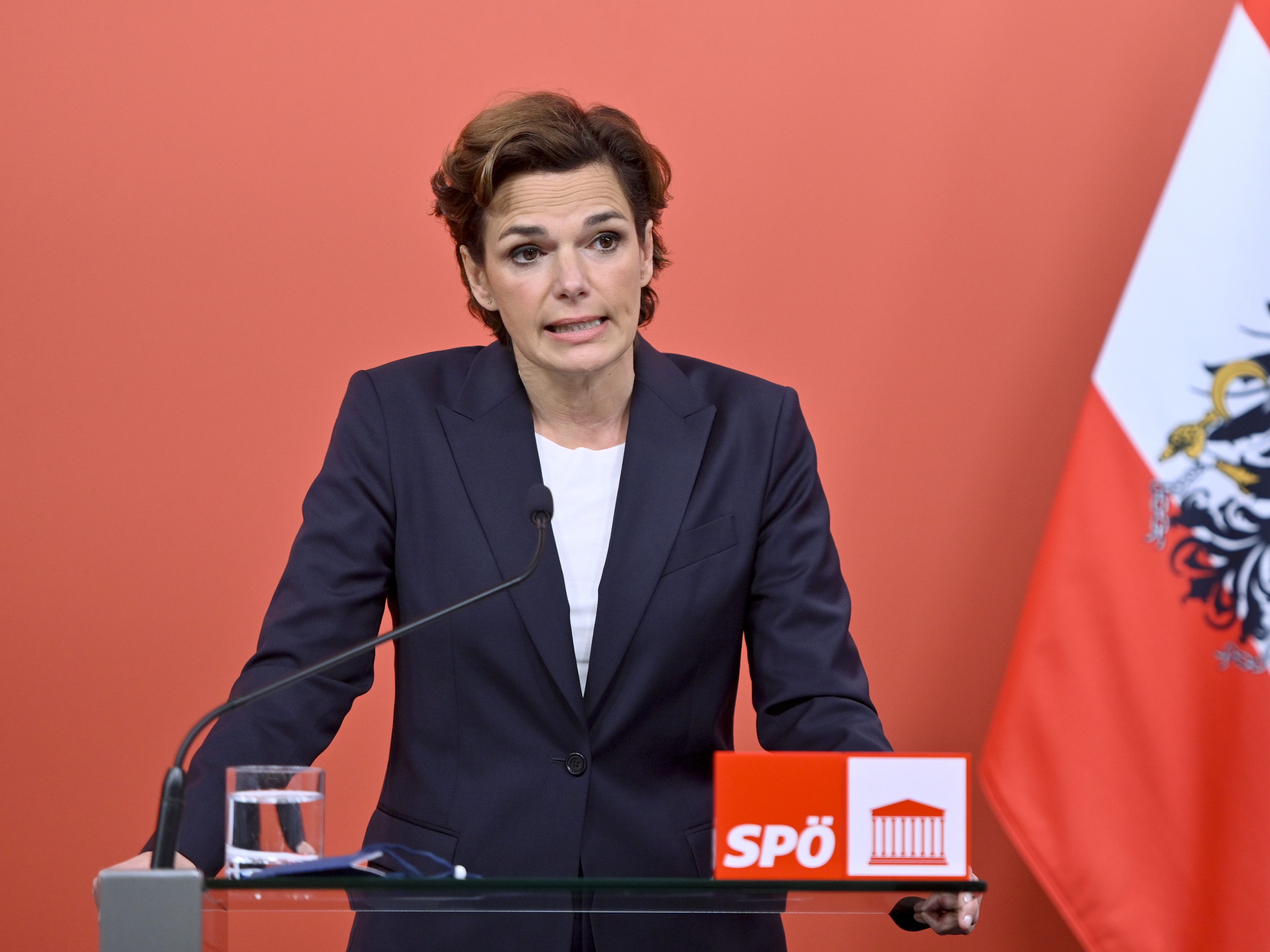 Rendi-Wagner will den Corona-Booster schon nach drei Monaten. Rendi-Wagner will den Corona-Booster schon nach drei Monaten.