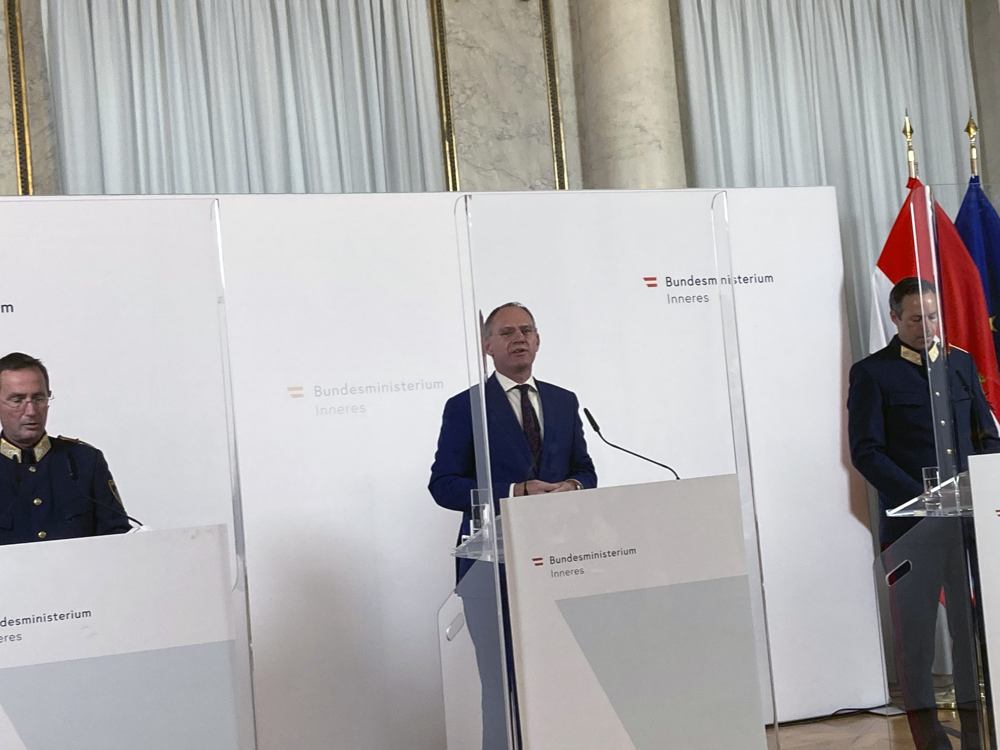 "Gestern waren doppelt so viele Menschen in den Impfstraßen als auf der Ringstraße", so der Innenminister (Mitte). "Gestern waren doppelt so viele Menschen in den Impfstraßen als auf der Ringstraße", so der Innenminister (Mitte).