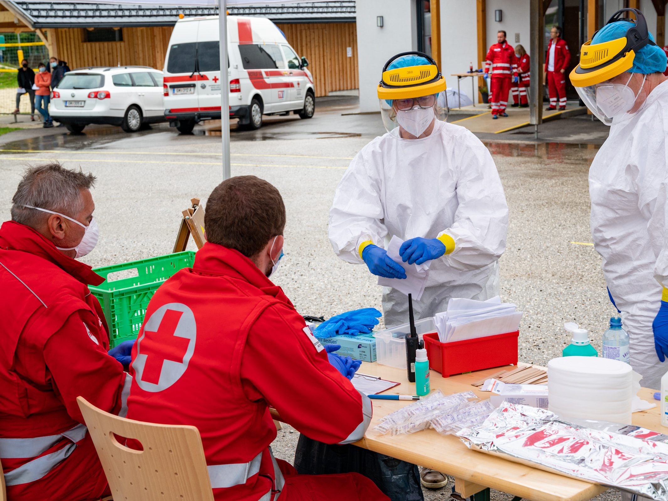 Viele Freiwillige helfen bei der Pandemiebekämpfung mit.